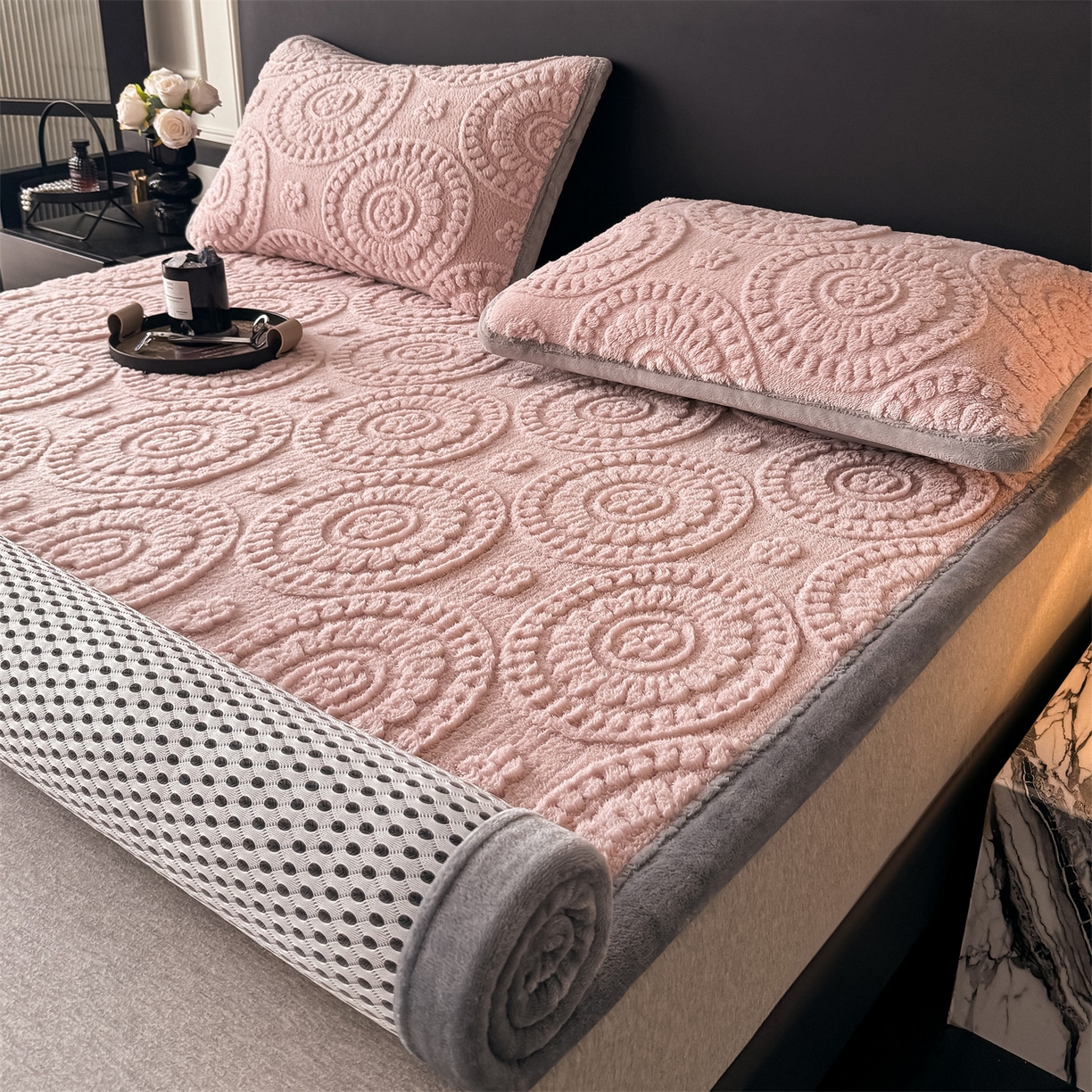 91家纺网 家纺一手货源 找家纺 鑫姿席业 2025新款5D雕花绒床褥垫床垫 饼干花-粉