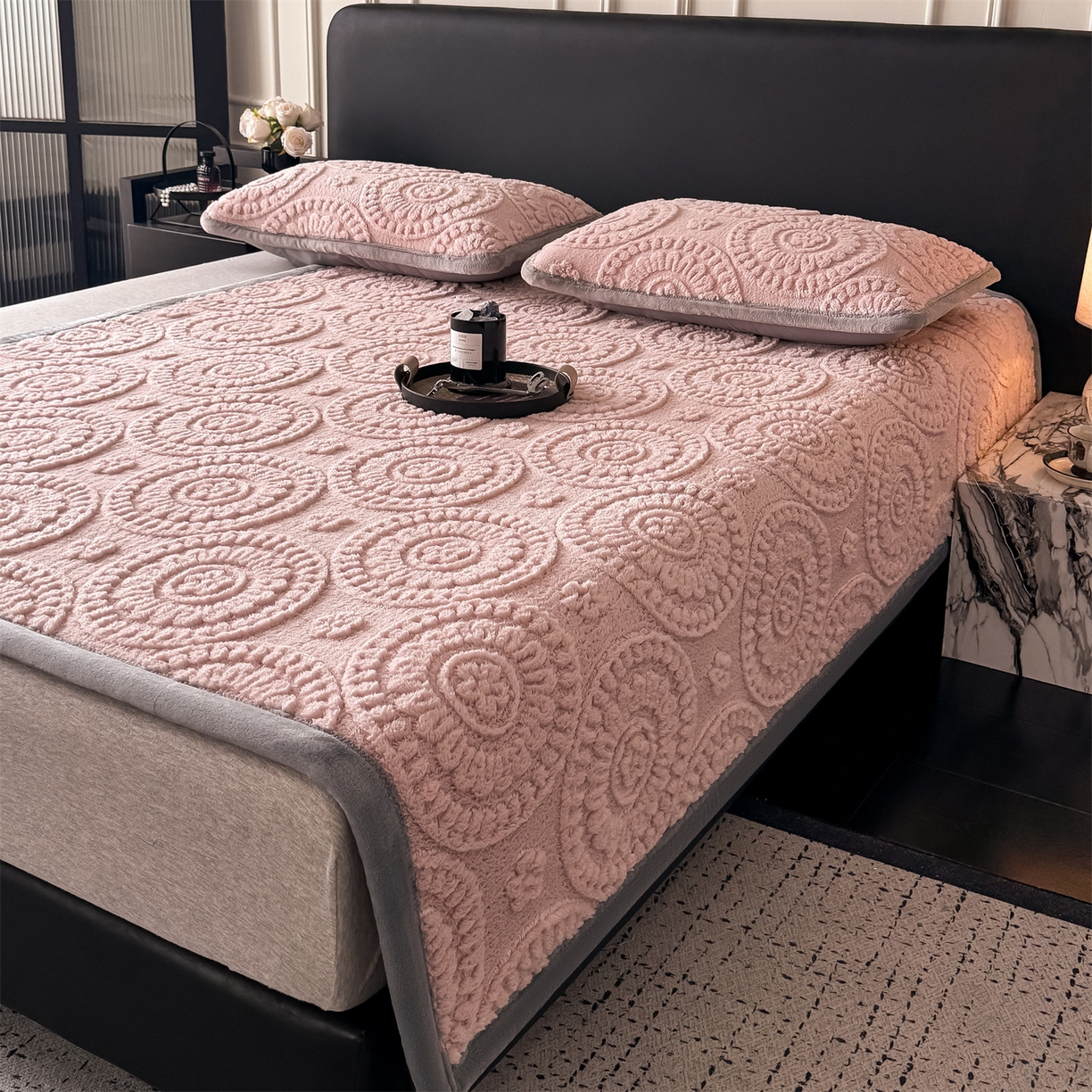 91家纺网 家纺一手货源 找家纺 鑫姿席业 2025新款5D雕花绒床褥垫床垫 饼干花-粉