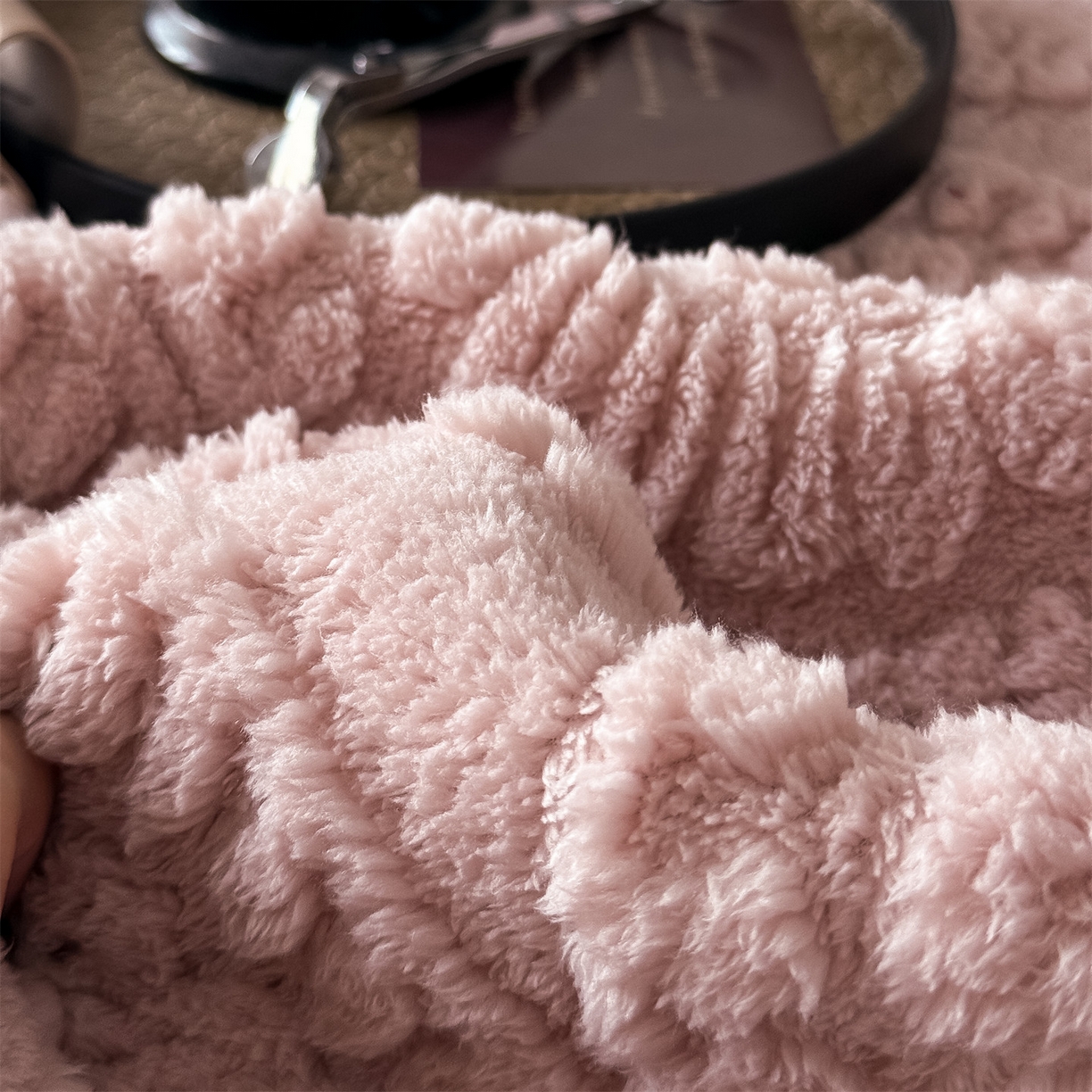 91家纺网 家纺一手货源 找家纺 鑫姿席业 2025新款5D雕花绒床褥垫床垫 饼干花-粉