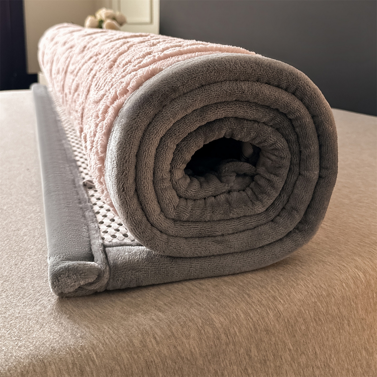 91家纺网 家纺一手货源 找家纺 鑫姿席业 2025新款5D雕花绒床褥垫床垫 饼干花-粉