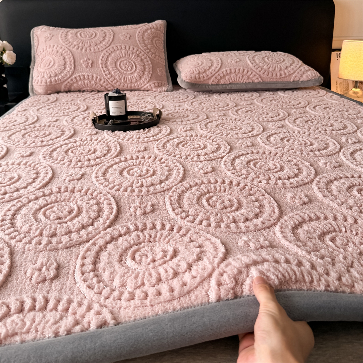 91家纺网 家纺一手货源 找家纺 鑫姿席业 2025新款5D雕花绒床褥垫床垫 饼干花-粉