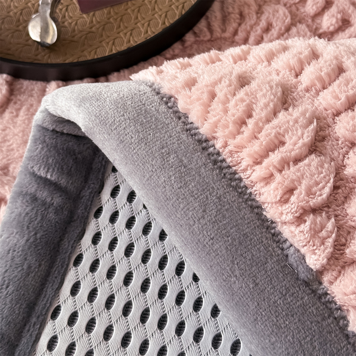 91家纺网 家纺一手货源 找家纺 鑫姿席业 2025新款5D雕花绒床褥垫床垫 饼干花-粉