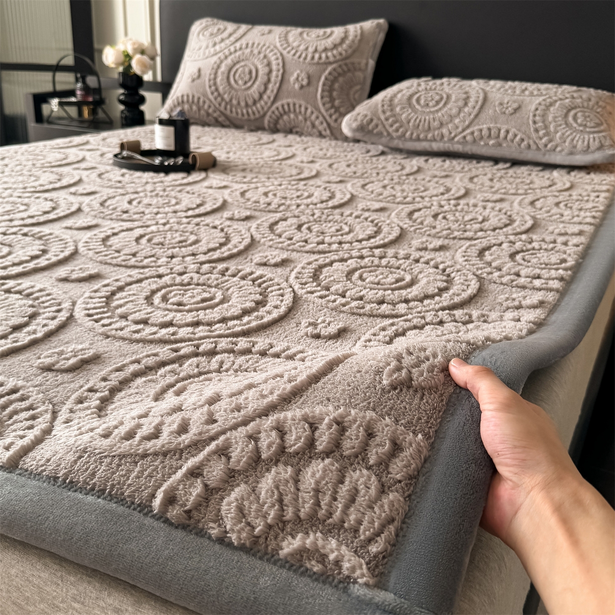 91家纺网 家纺一手货源 找家纺 鑫姿席业 2025新款5D雕花绒床褥垫床垫 饼干花-灰