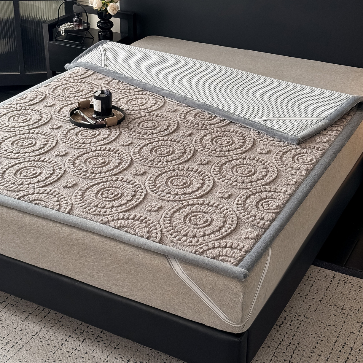 91家纺网 家纺一手货源 找家纺 鑫姿席业 2025新款5D雕花绒床褥垫床垫 饼干花-灰