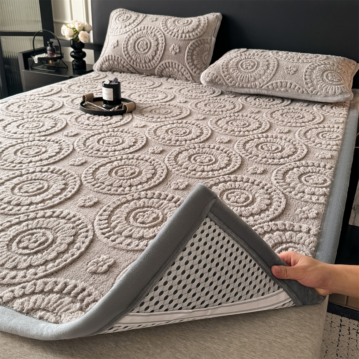 91家纺网 家纺一手货源 找家纺 鑫姿席业 2025新款5D雕花绒床褥垫床垫 饼干花-灰