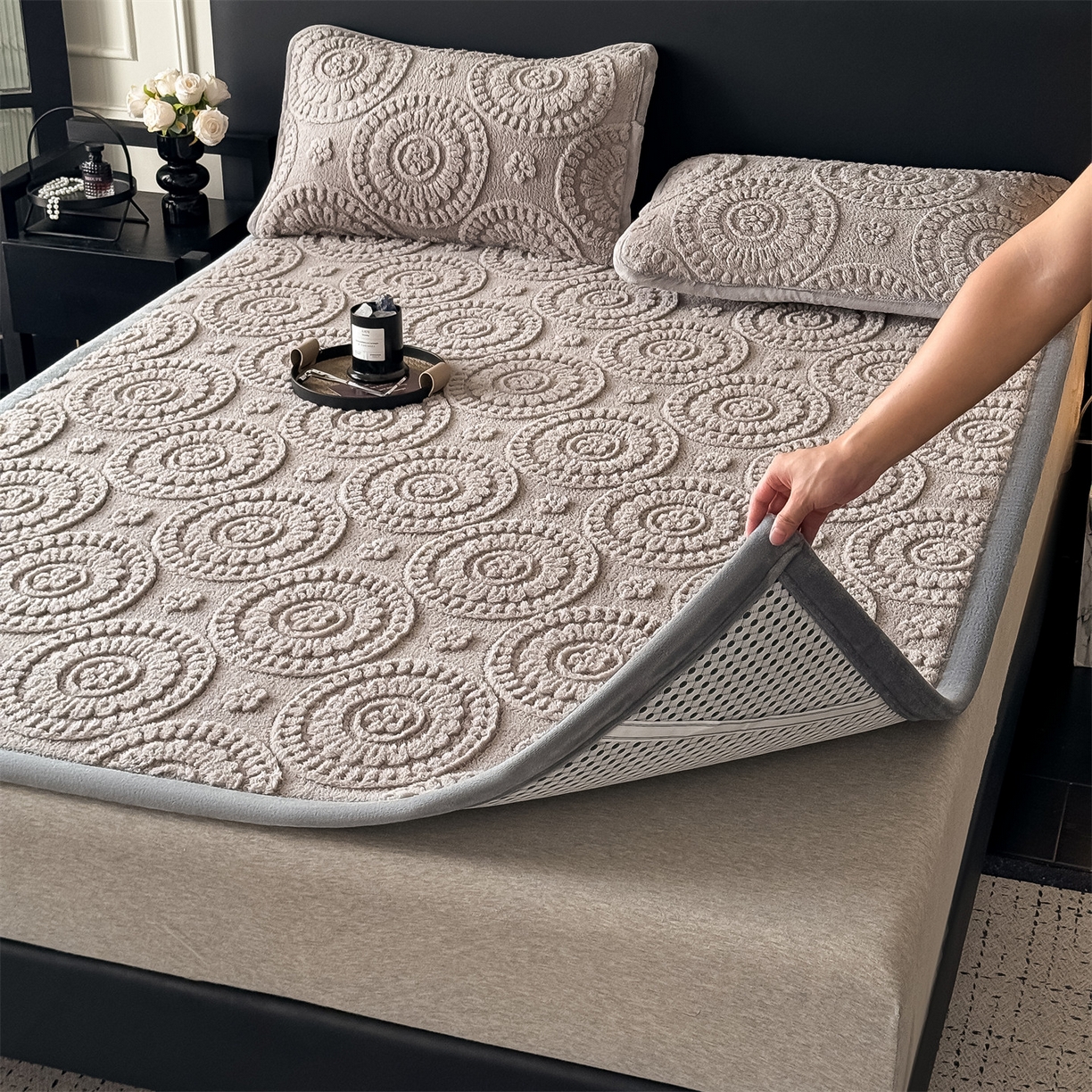 91家纺网 家纺一手货源 找家纺 鑫姿席业 2025新款5D雕花绒床褥垫床垫 饼干花-灰