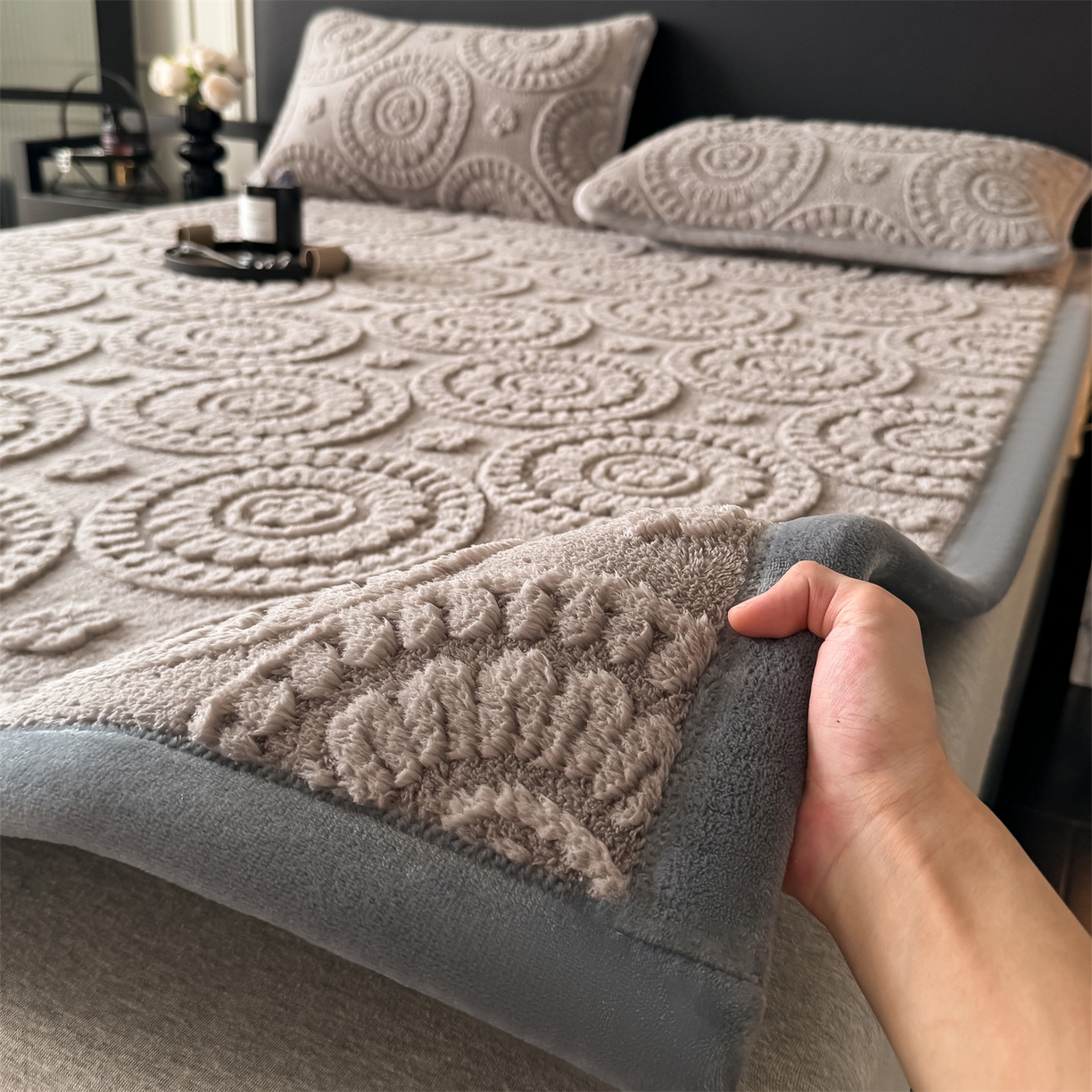 91家纺网 家纺一手货源 找家纺 鑫姿席业 2025新款5D雕花绒床褥垫床垫 饼干花-灰