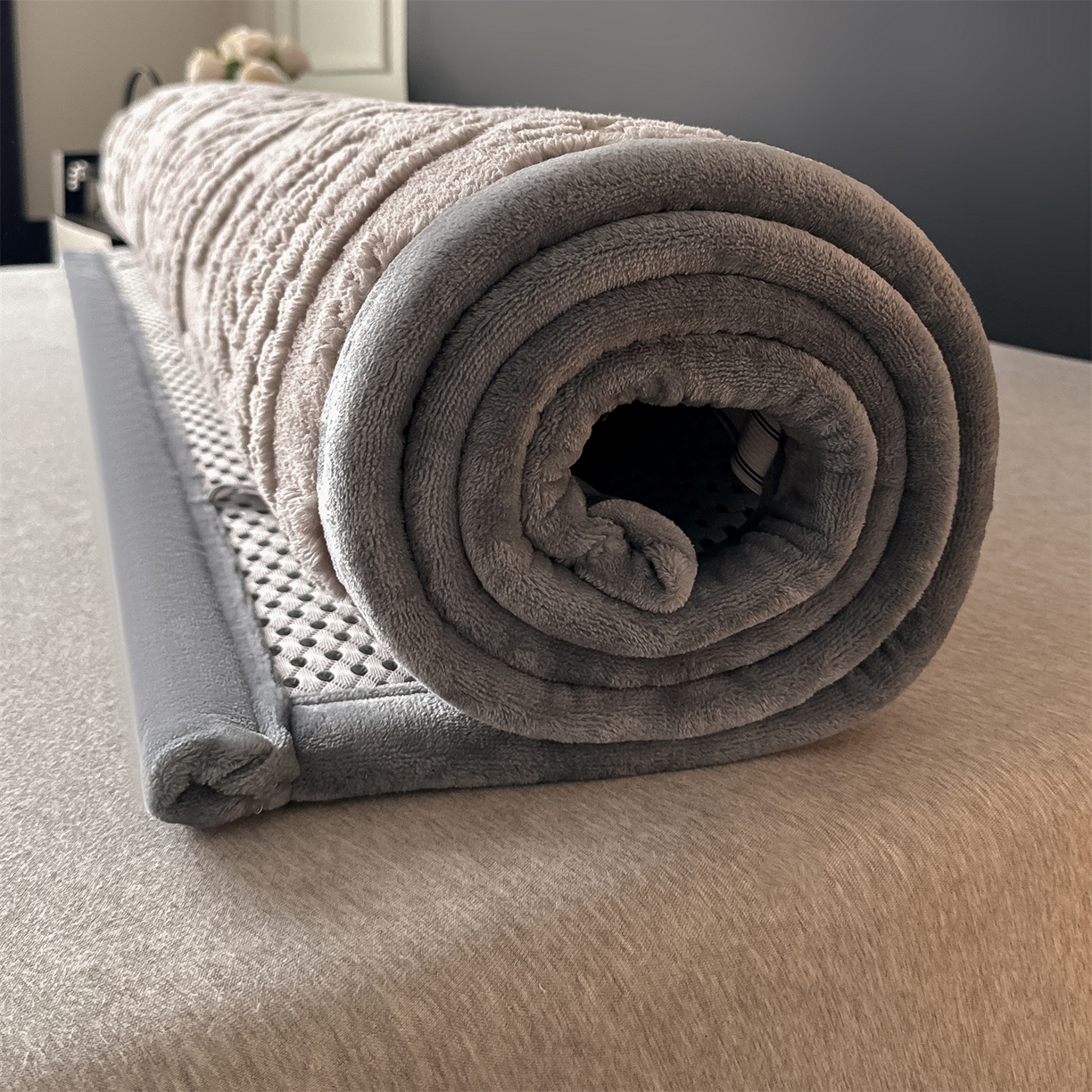 91家纺网 家纺一手货源 找家纺 鑫姿席业 2025新款5D雕花绒床褥垫床垫 饼干花-灰