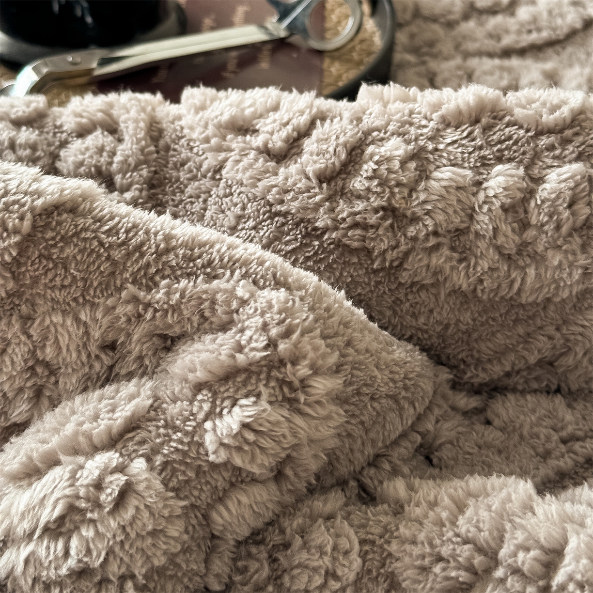 91家纺网 家纺一手货源 找家纺 鑫姿席业 2025新款5D雕花绒床褥垫床垫 饼干花-灰