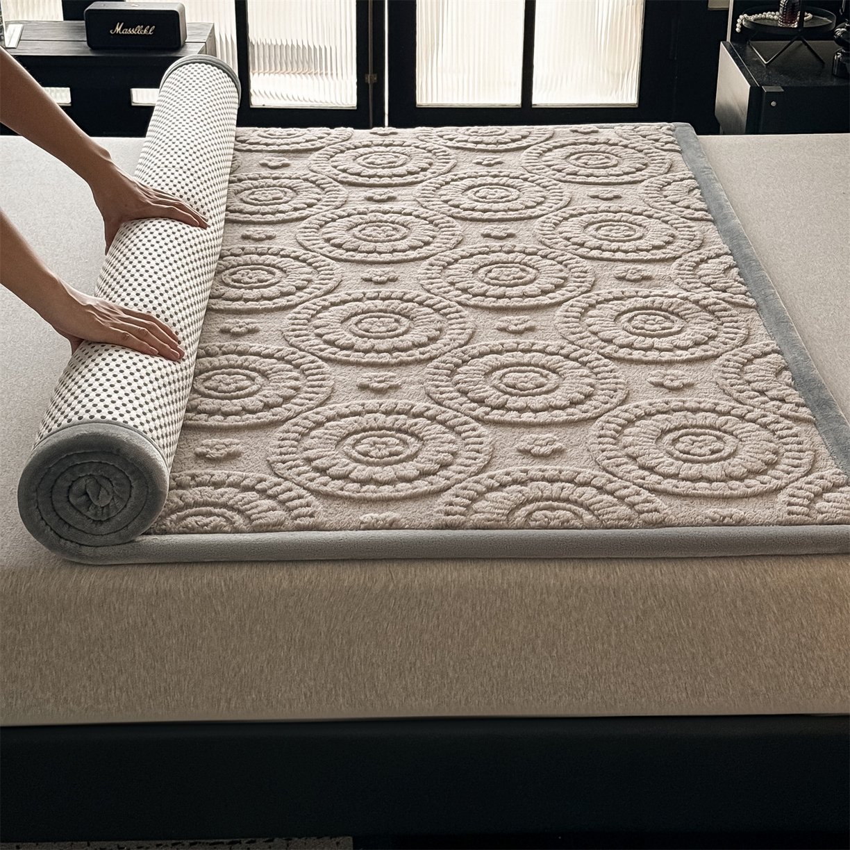 91家纺网 家纺一手货源 找家纺 鑫姿席业 2025新款5D雕花绒床褥垫床垫 饼干花-灰