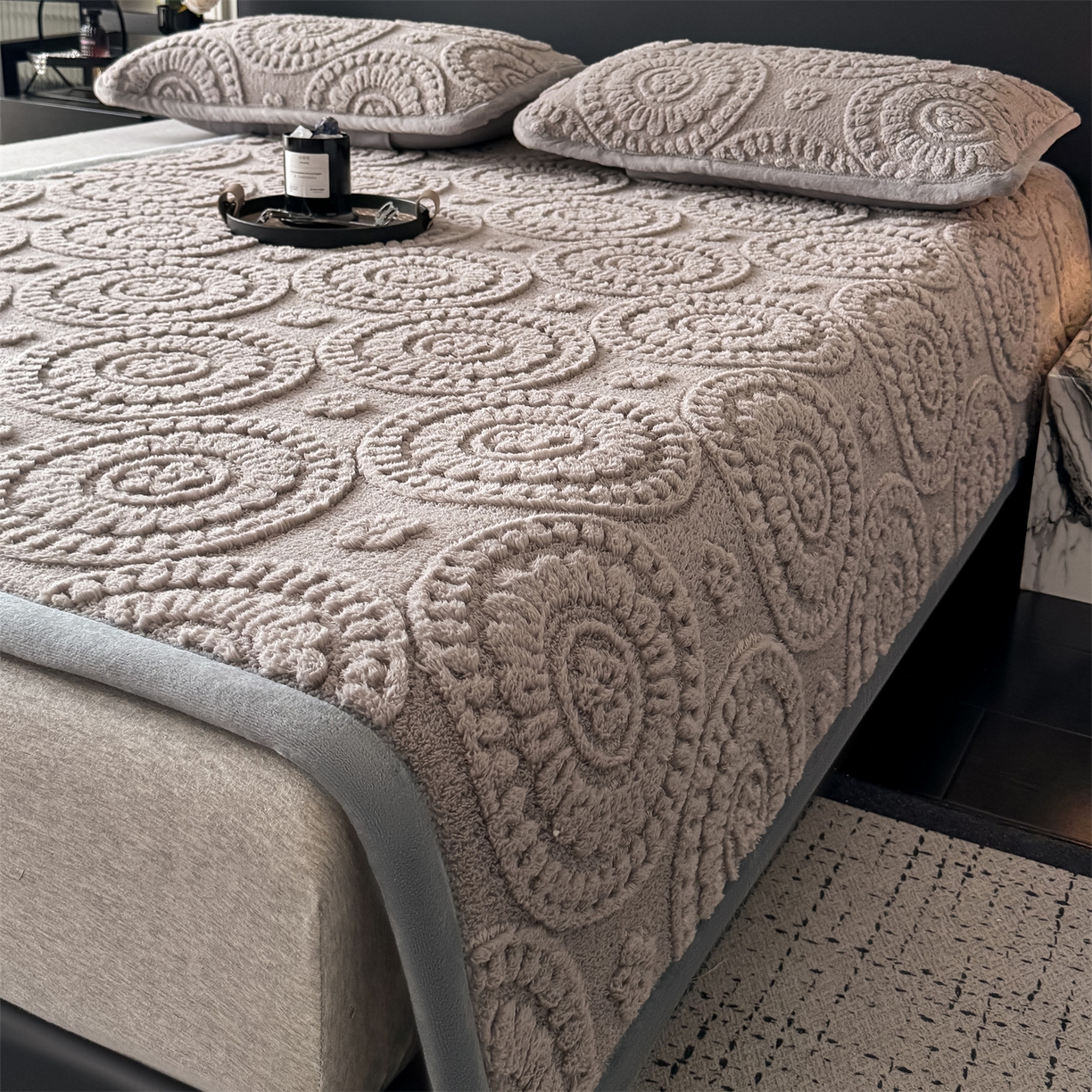 91家纺网 家纺一手货源 找家纺 鑫姿席业 2025新款5D雕花绒床褥垫床垫 饼干花-灰