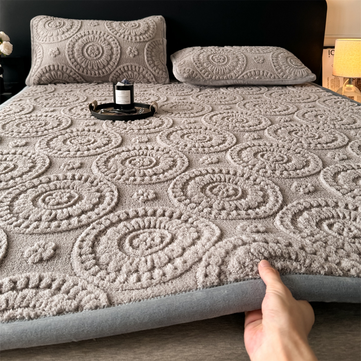 91家纺网 家纺一手货源 找家纺 鑫姿席业 2025新款5D雕花绒床褥垫床垫 饼干花-灰