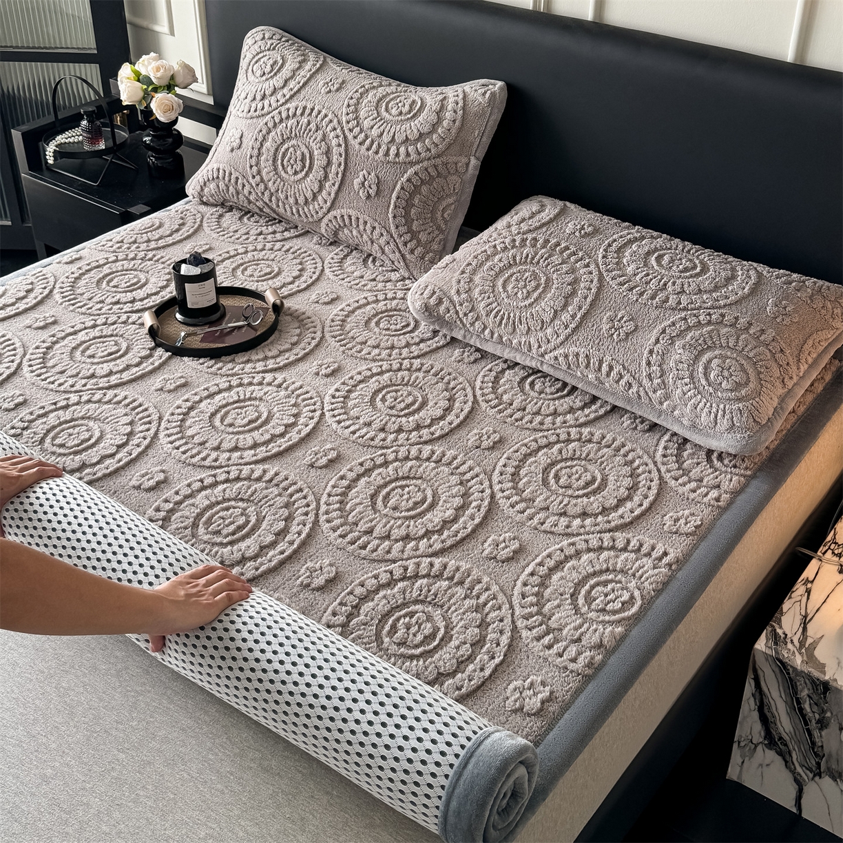 91家纺网 家纺一手货源 找家纺 鑫姿席业 2025新款5D雕花绒床褥垫床垫 饼干花-灰