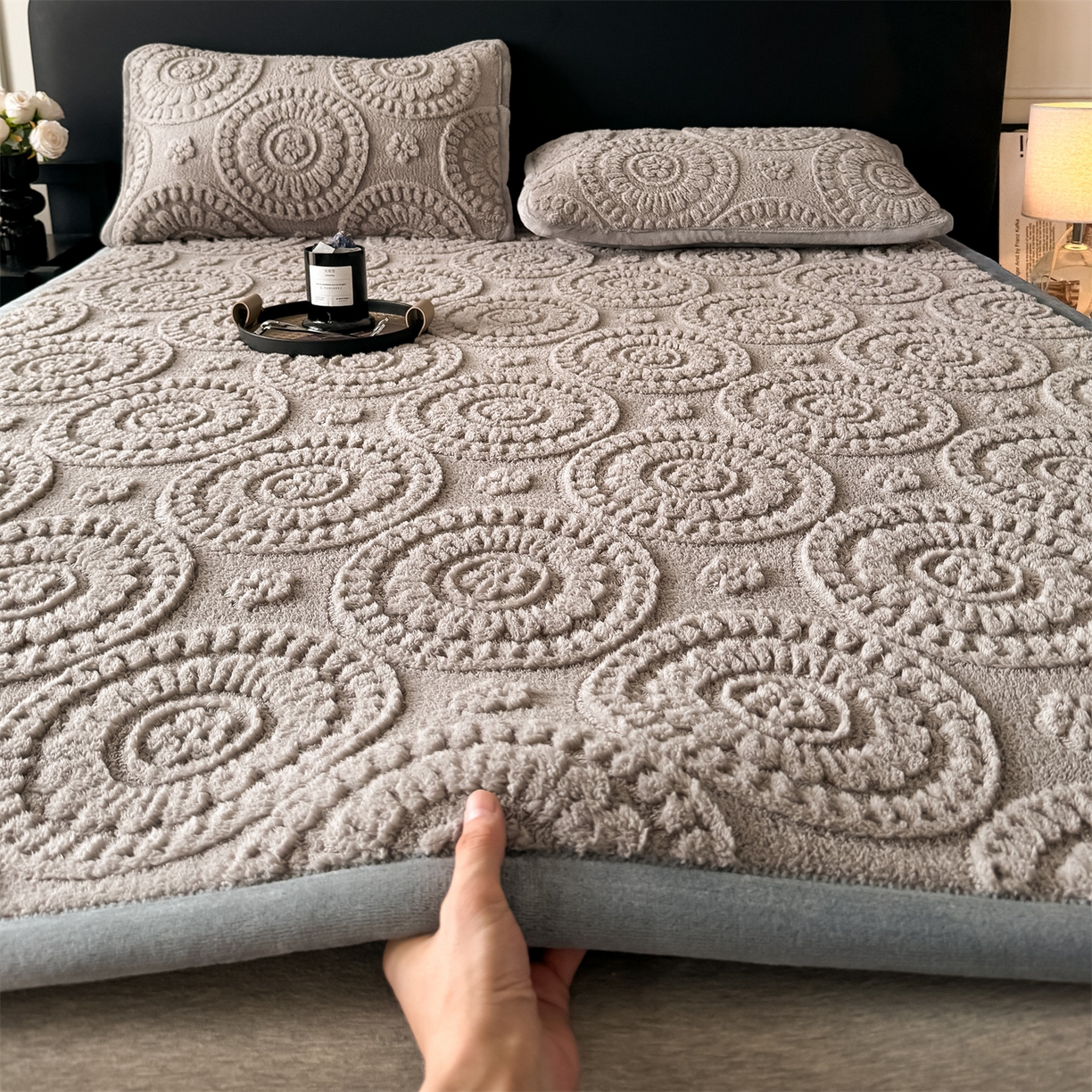 91家纺网 家纺一手货源 找家纺 鑫姿席业 2025新款5D雕花绒床褥垫床垫 饼干花-灰