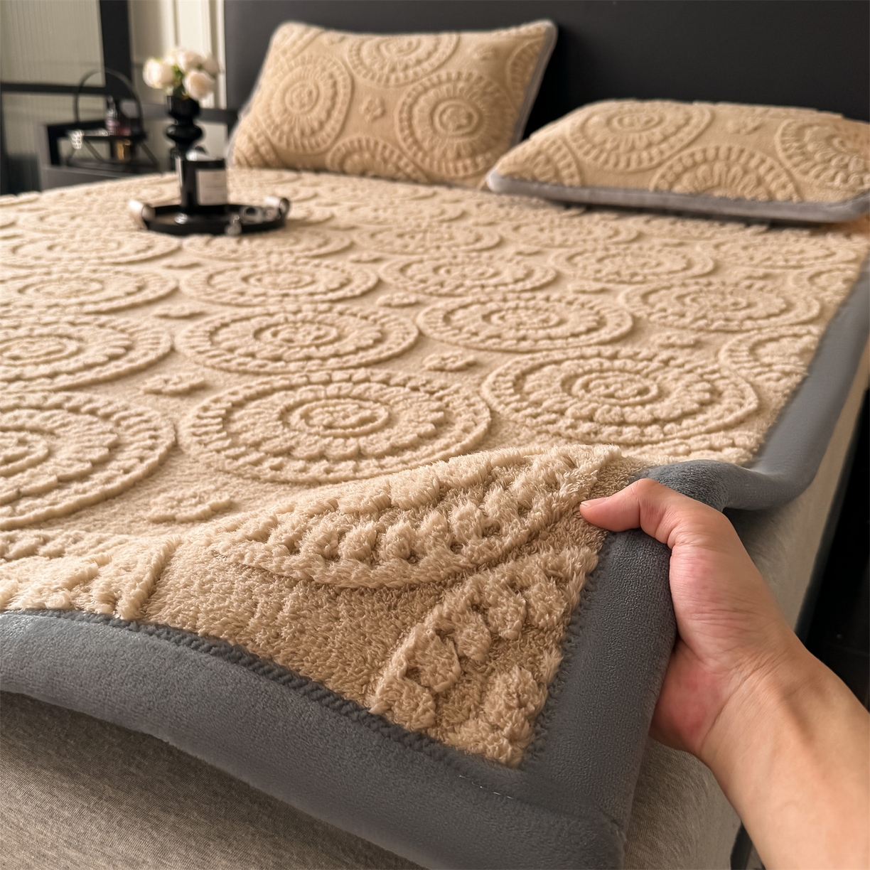 91家纺网 家纺一手货源 找家纺 鑫姿席业 2025新款5D雕花绒床褥垫床垫 饼干花-卡其