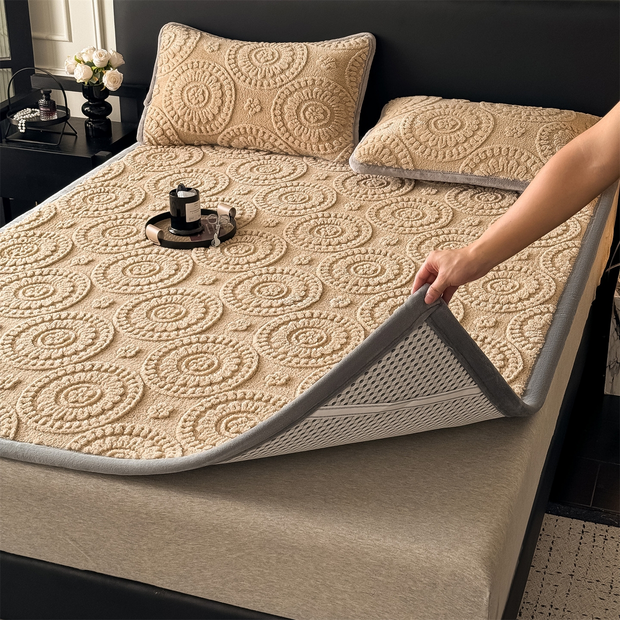 91家纺网 家纺一手货源 找家纺 鑫姿席业 2025新款5D雕花绒床褥垫床垫 饼干花-卡其