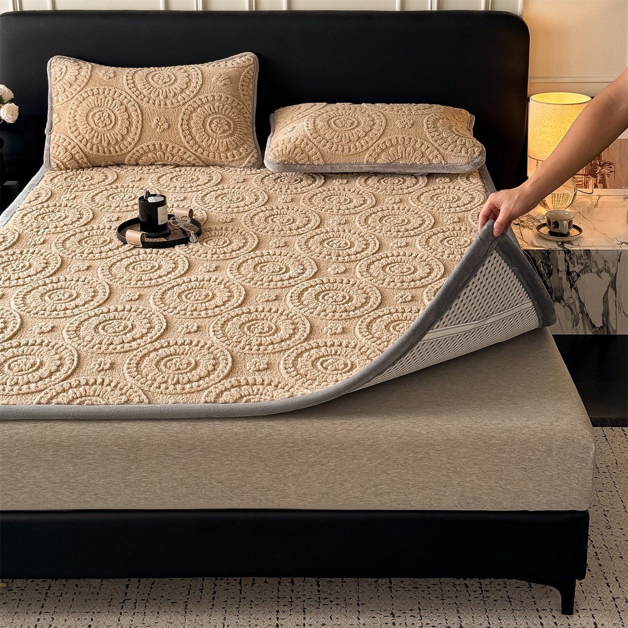 91家纺网 家纺一手货源 找家纺 鑫姿席业 2025新款5D雕花绒床褥垫床垫 饼干花-卡其