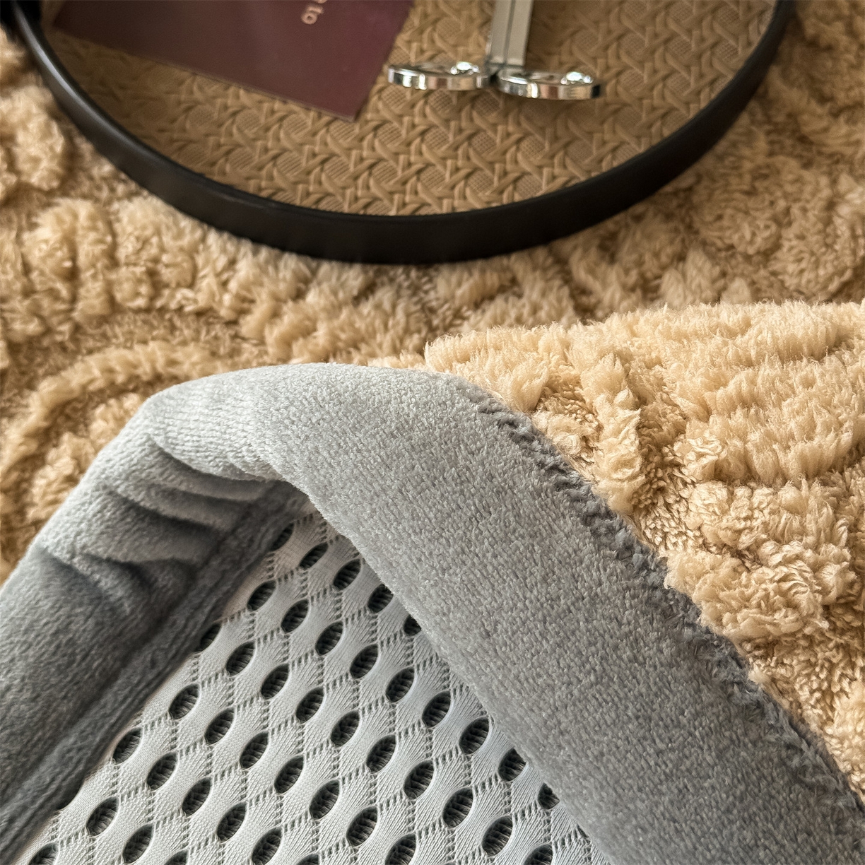 91家纺网 家纺一手货源 找家纺 鑫姿席业 2025新款5D雕花绒床褥垫床垫 饼干花-卡其