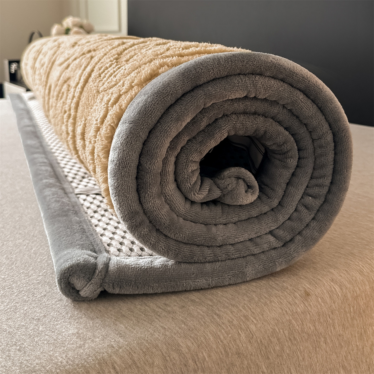 91家纺网 家纺一手货源 找家纺 鑫姿席业 2025新款5D雕花绒床褥垫床垫 饼干花-卡其