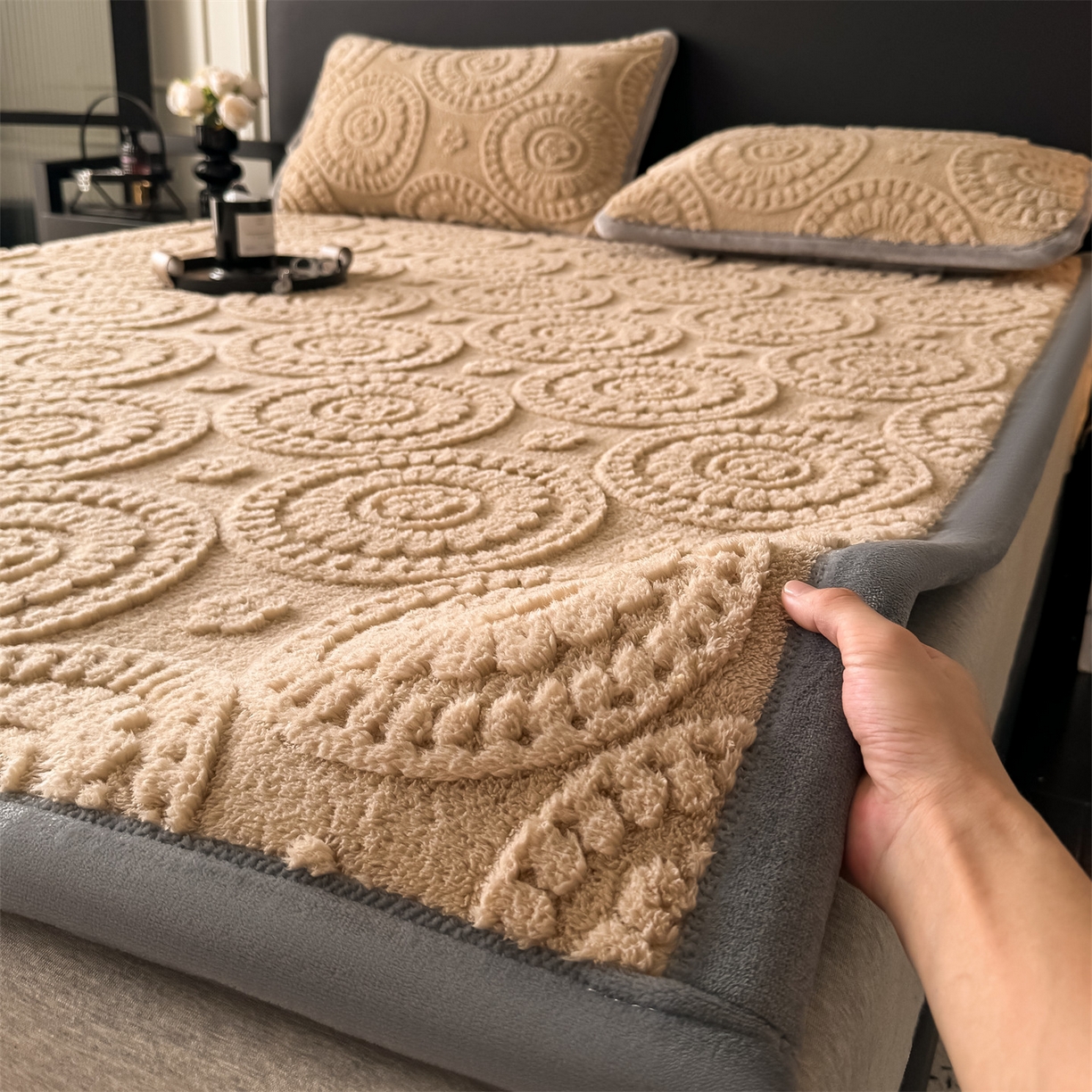 91家纺网 家纺一手货源 找家纺 鑫姿席业 2025新款5D雕花绒床褥垫床垫 饼干花-卡其