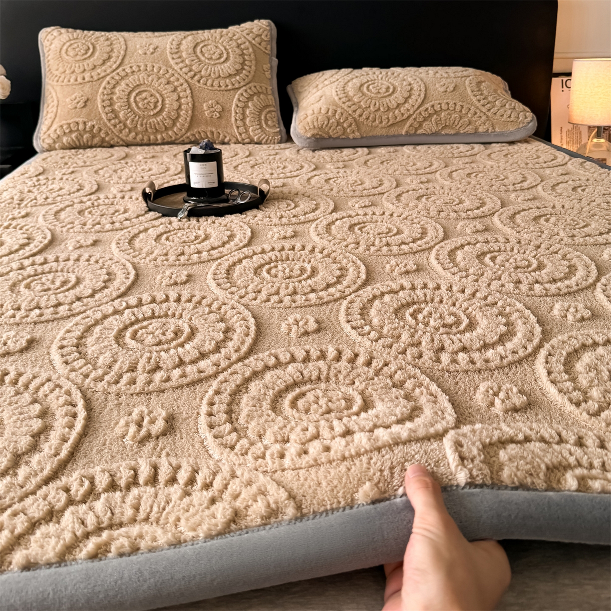 91家纺网 家纺一手货源 找家纺 鑫姿席业 2025新款5D雕花绒床褥垫床垫 饼干花-卡其