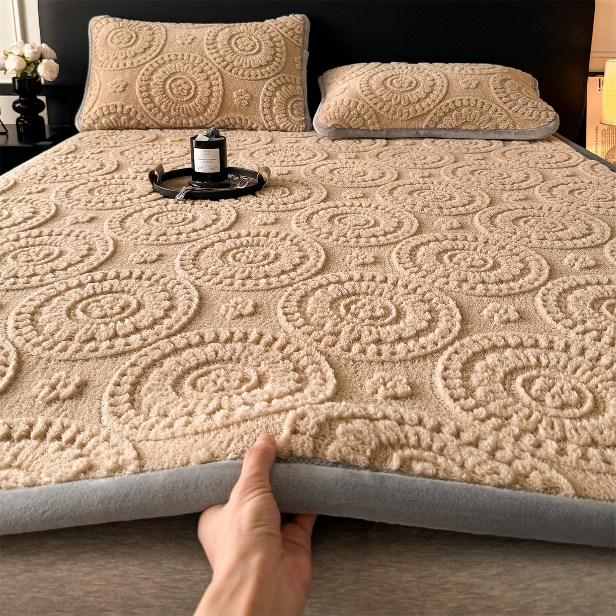 91家纺网 家纺一手货源 找家纺 鑫姿席业 2025新款5D雕花绒床褥垫床垫 饼干花-卡其