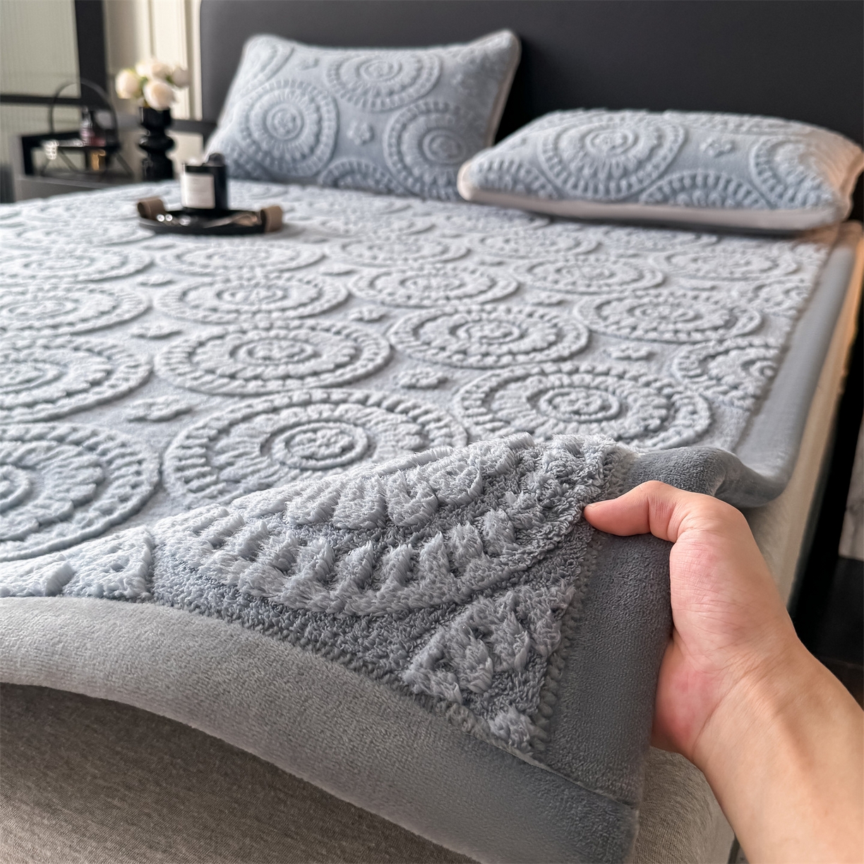 91家纺网 家纺一手货源 找家纺 鑫姿席业 2025新款5D雕花绒床褥垫床垫 饼干花-兰