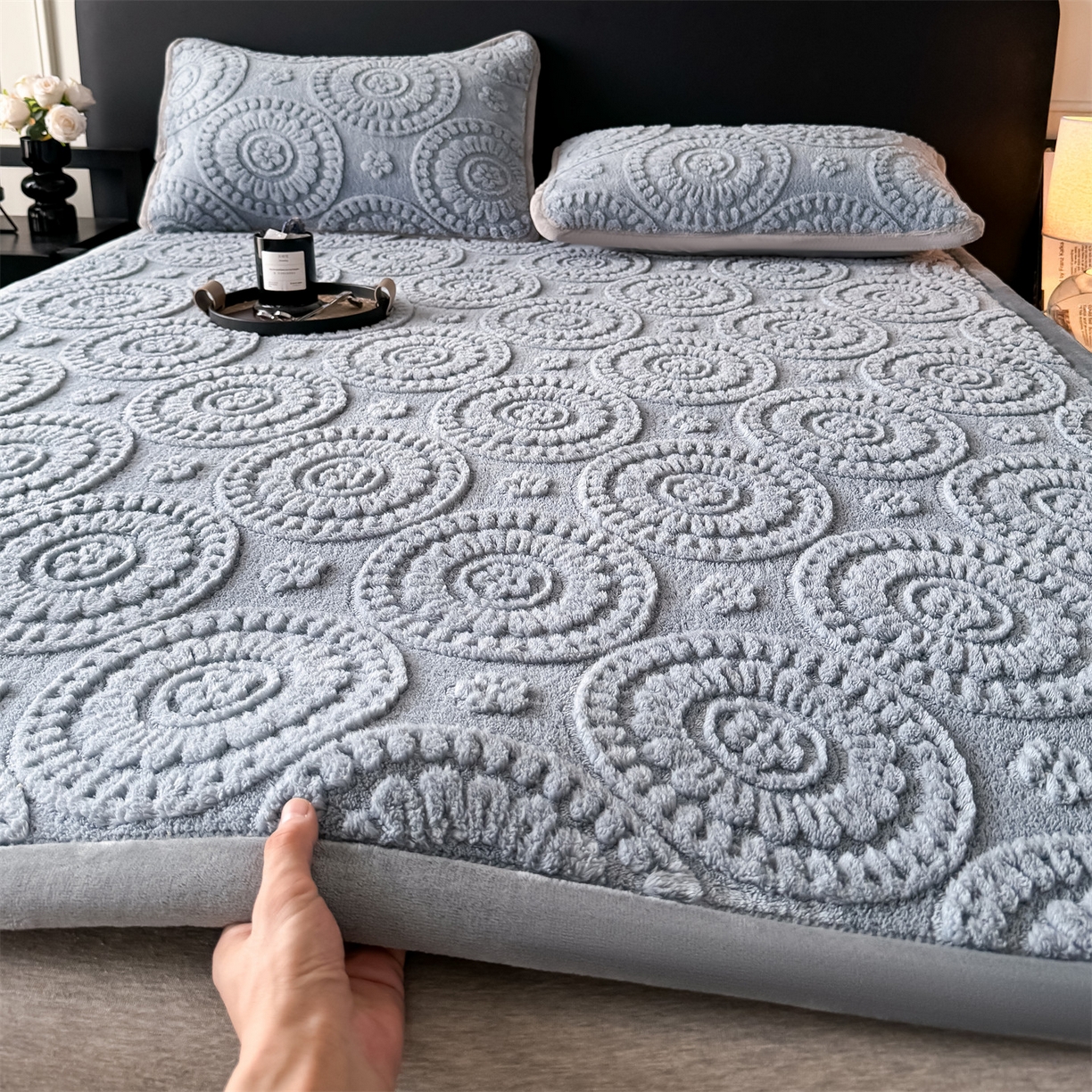 91家纺网 家纺一手货源 找家纺 鑫姿席业 2025新款5D雕花绒床褥垫床垫 饼干花-兰