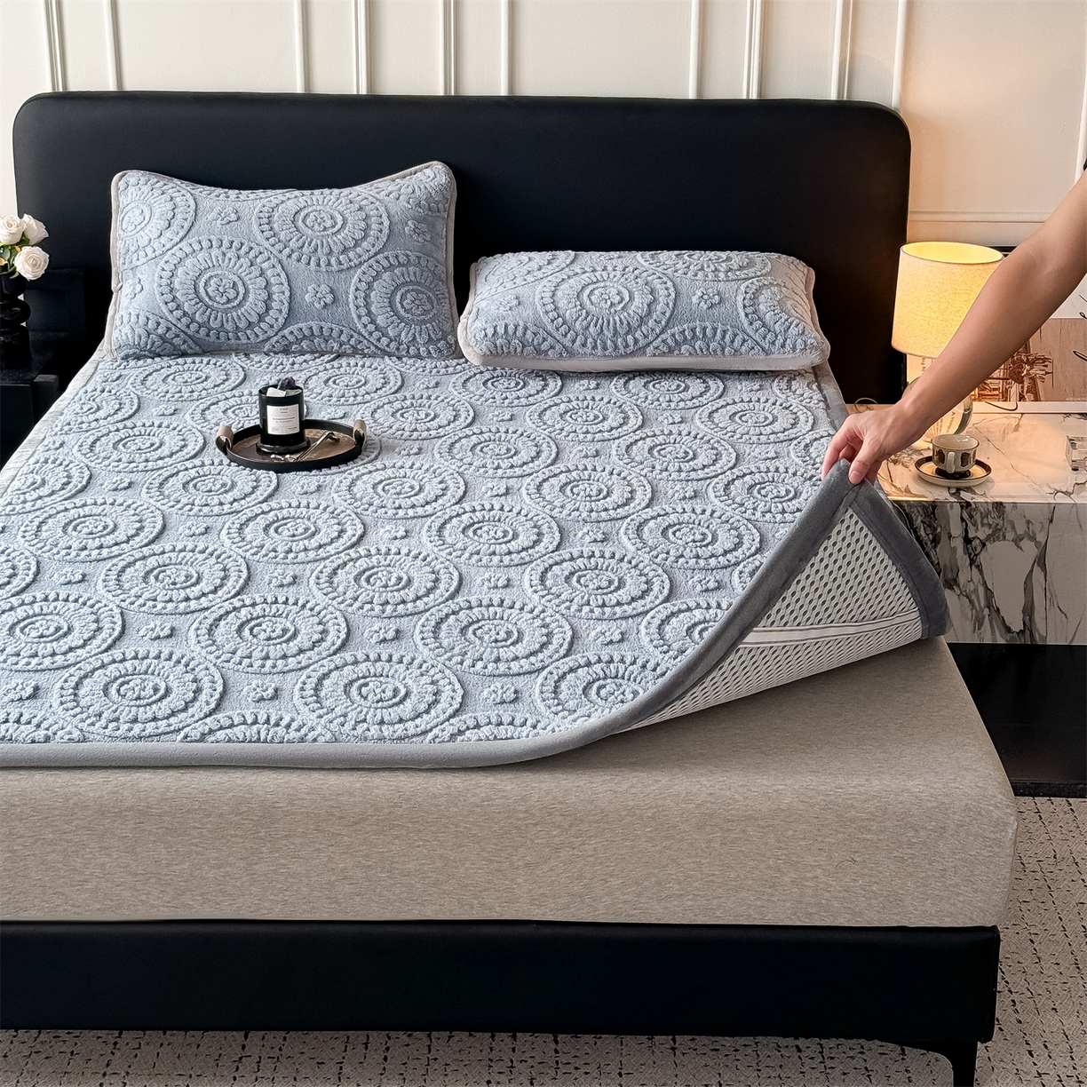 91家纺网 家纺一手货源 找家纺 鑫姿席业 2025新款5D雕花绒床褥垫床垫 饼干花-兰