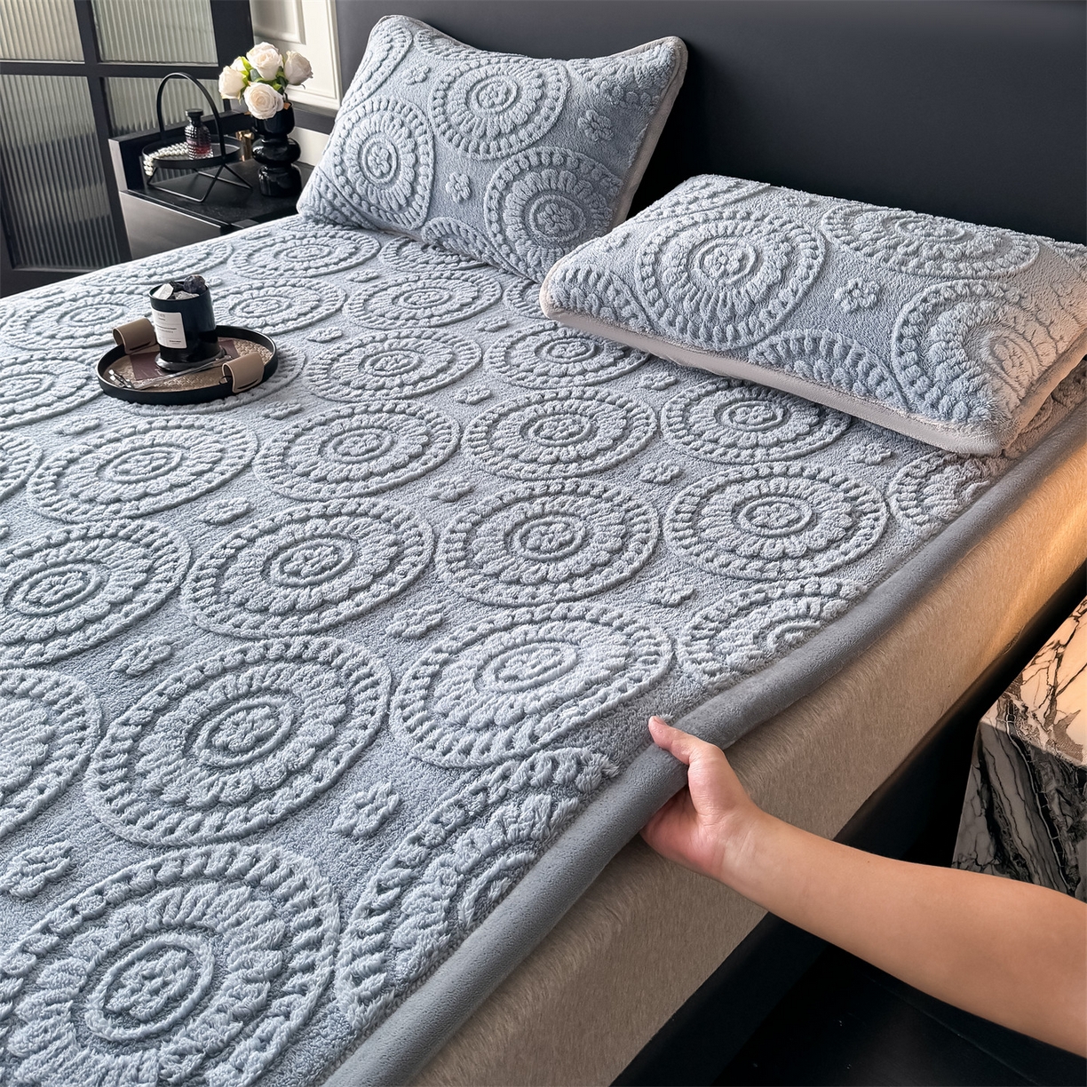 91家纺网 家纺一手货源 找家纺 鑫姿席业 2025新款5D雕花绒床褥垫床垫 饼干花-兰