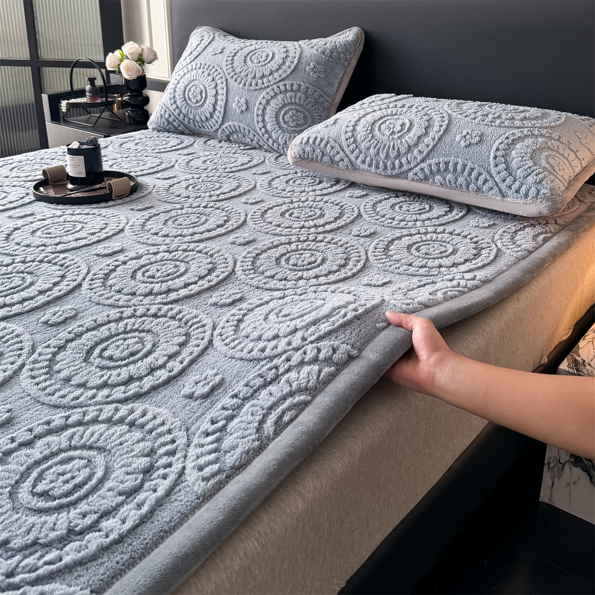 91家纺网 家纺一手货源 找家纺 鑫姿席业 2025新款5D雕花绒床褥垫床垫 饼干花-兰