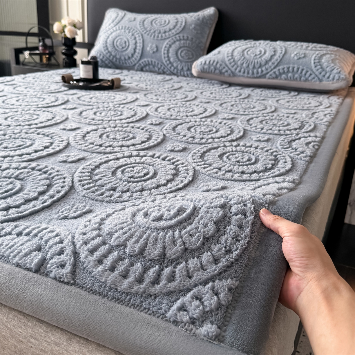 91家纺网 家纺一手货源 找家纺 鑫姿席业 2025新款5D雕花绒床褥垫床垫 饼干花-兰