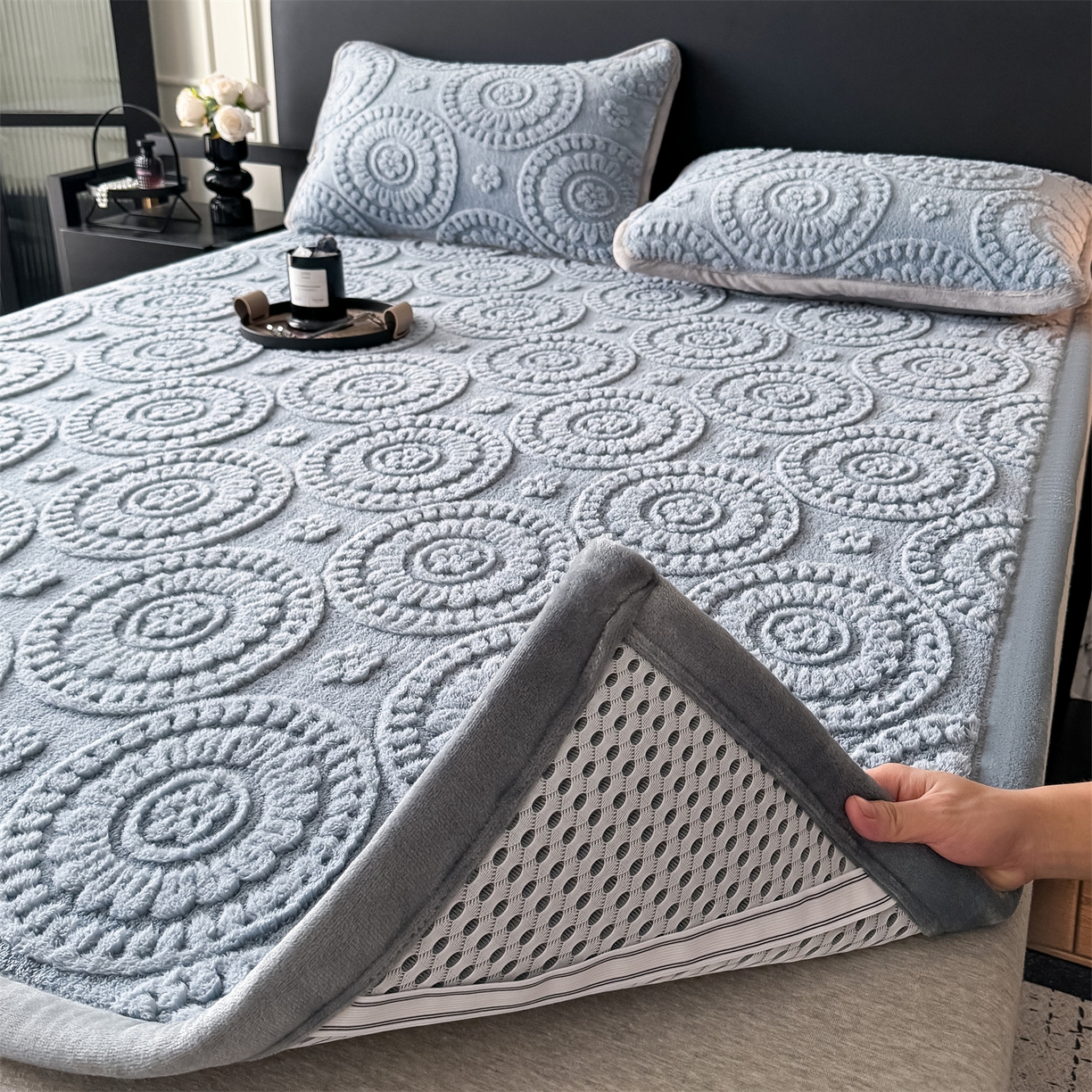 91家纺网 家纺一手货源 找家纺 鑫姿席业 2025新款5D雕花绒床褥垫床垫 饼干花-兰