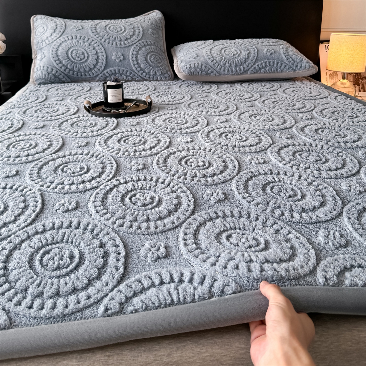 91家纺网 家纺一手货源 找家纺 鑫姿席业 2025新款5D雕花绒床褥垫床垫 饼干花-兰