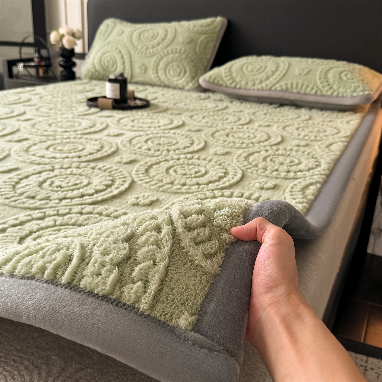 91家纺网 家纺一手货源 找家纺 鑫姿席业 2025新款5D雕花绒床褥垫床垫 饼干花-绿