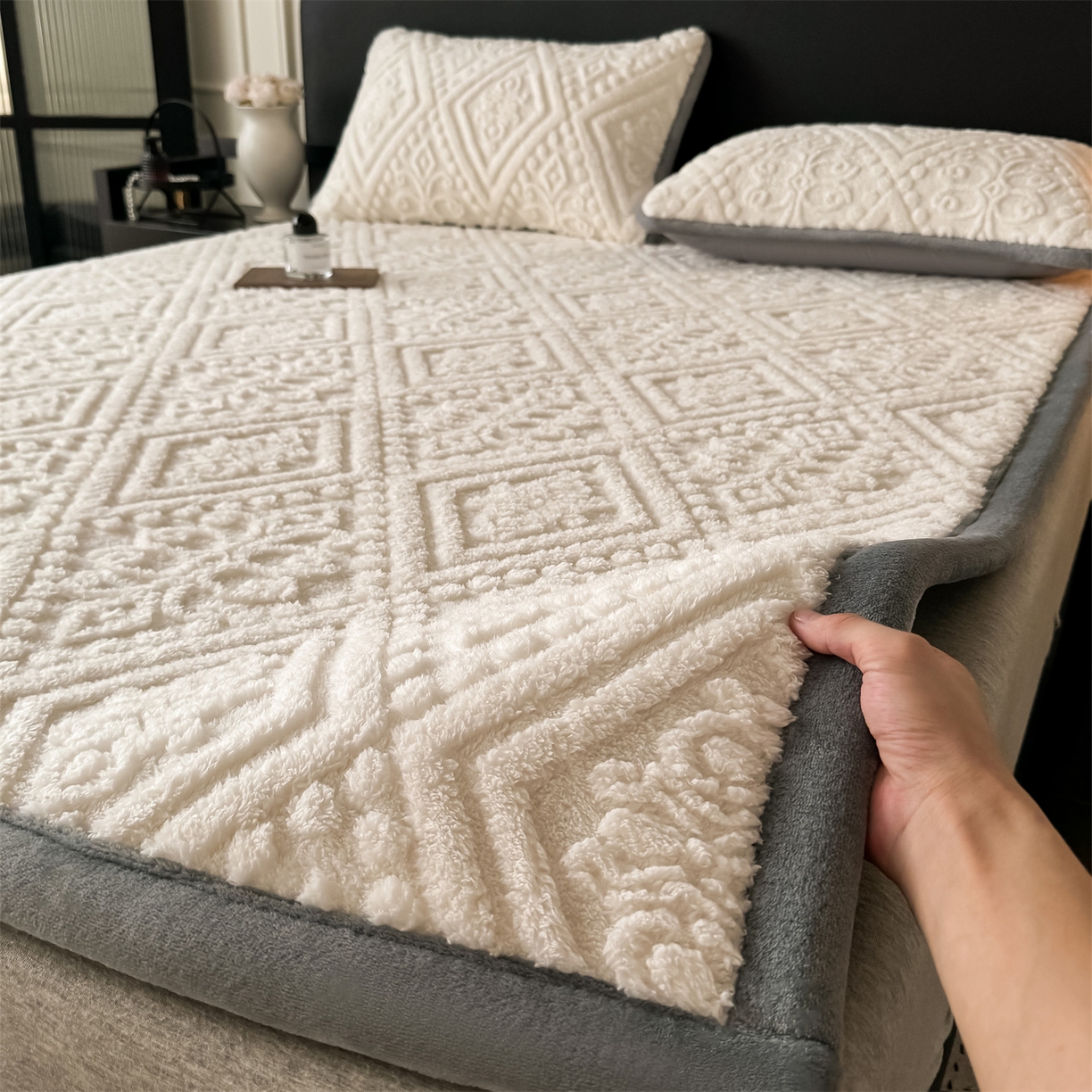 91家纺网 家纺一手货源 找家纺 鑫姿席业 2025新款5D雕花绒床褥垫床垫 叶菱格-白