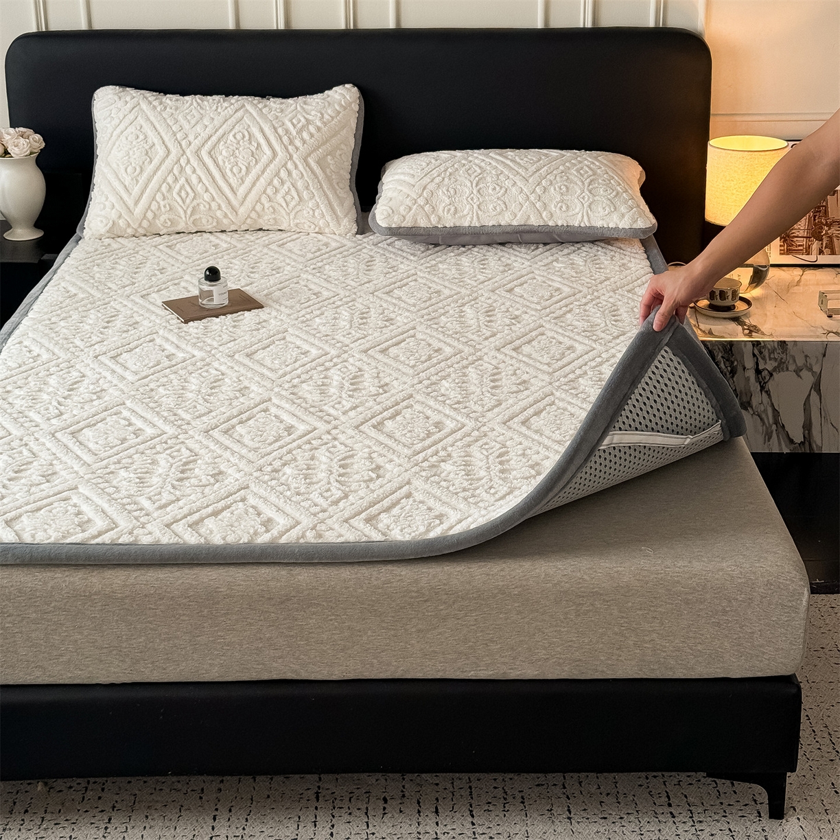 91家纺网 家纺一手货源 找家纺 鑫姿席业 2025新款5D雕花绒床褥垫床垫 叶菱格-白