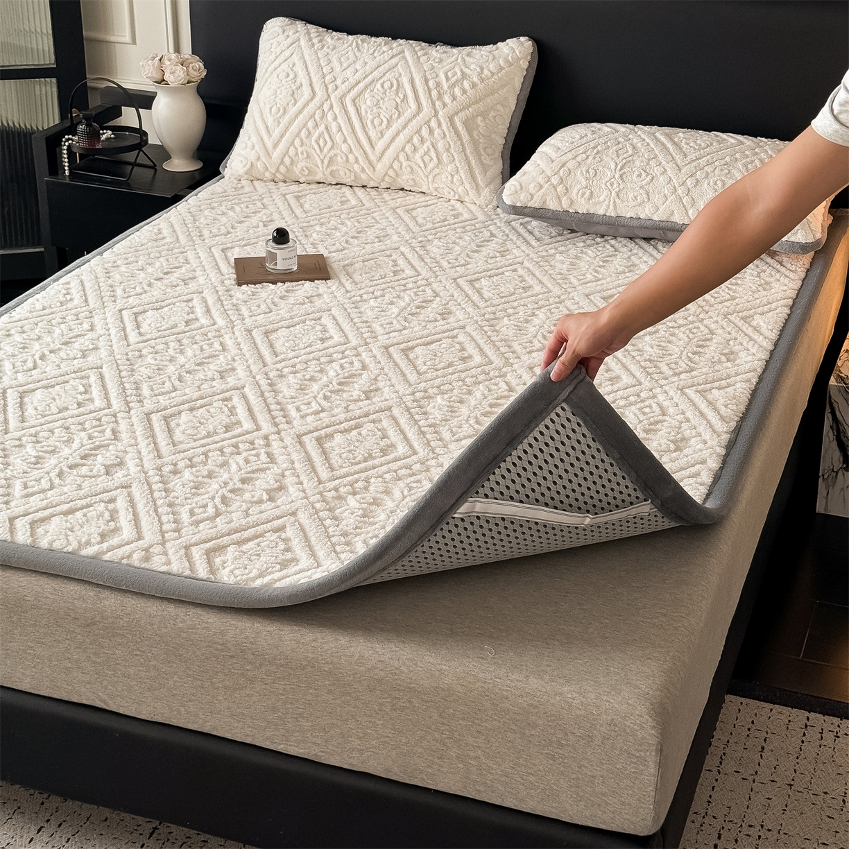 91家纺网 家纺一手货源 找家纺 鑫姿席业 2025新款5D雕花绒床褥垫床垫 叶菱格-白