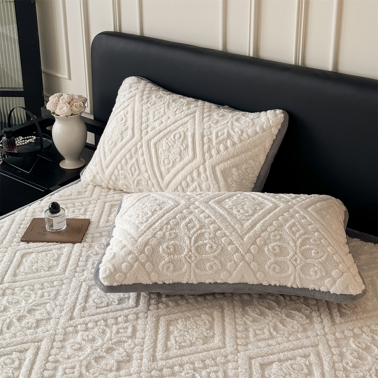 91家纺网 家纺一手货源 找家纺 鑫姿席业 2025新款5D雕花绒床褥垫床垫 叶菱格-白