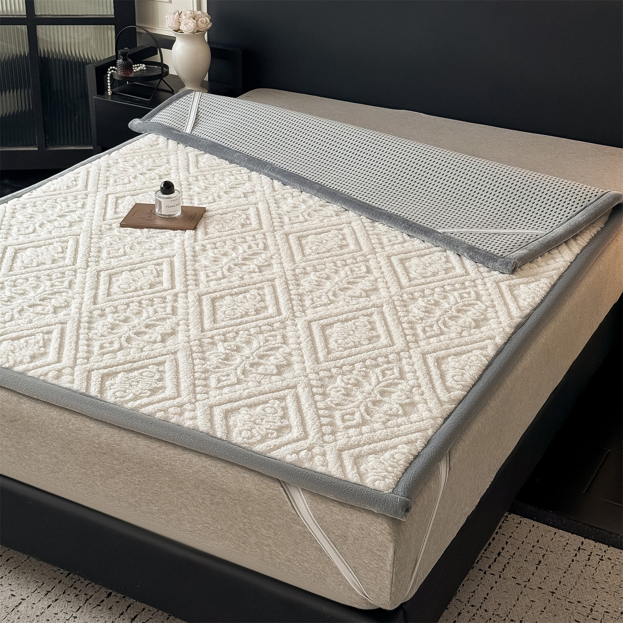 91家纺网 家纺一手货源 找家纺 鑫姿席业 2025新款5D雕花绒床褥垫床垫 叶菱格-白