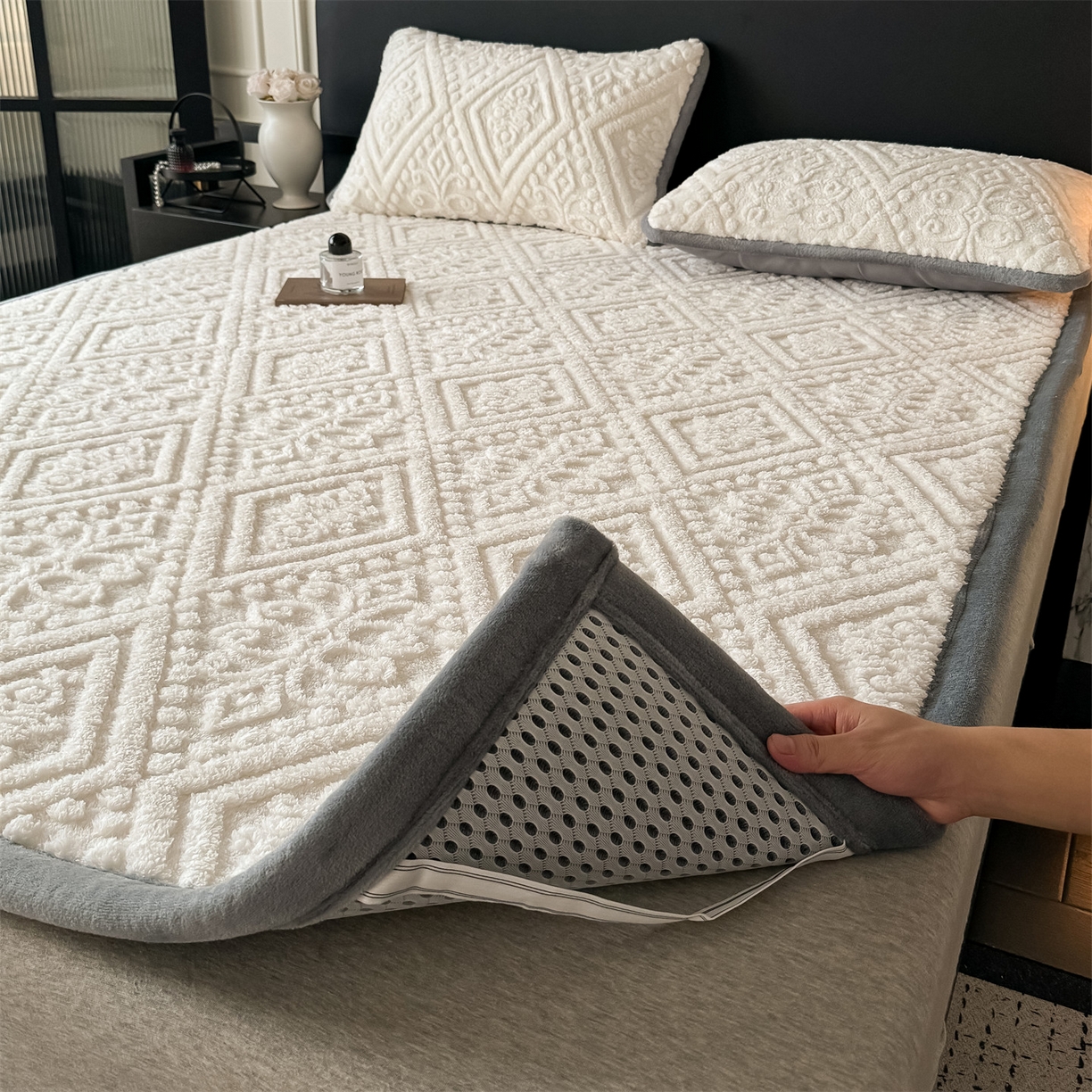 91家纺网 家纺一手货源 找家纺 鑫姿席业 2025新款5D雕花绒床褥垫床垫 叶菱格-白