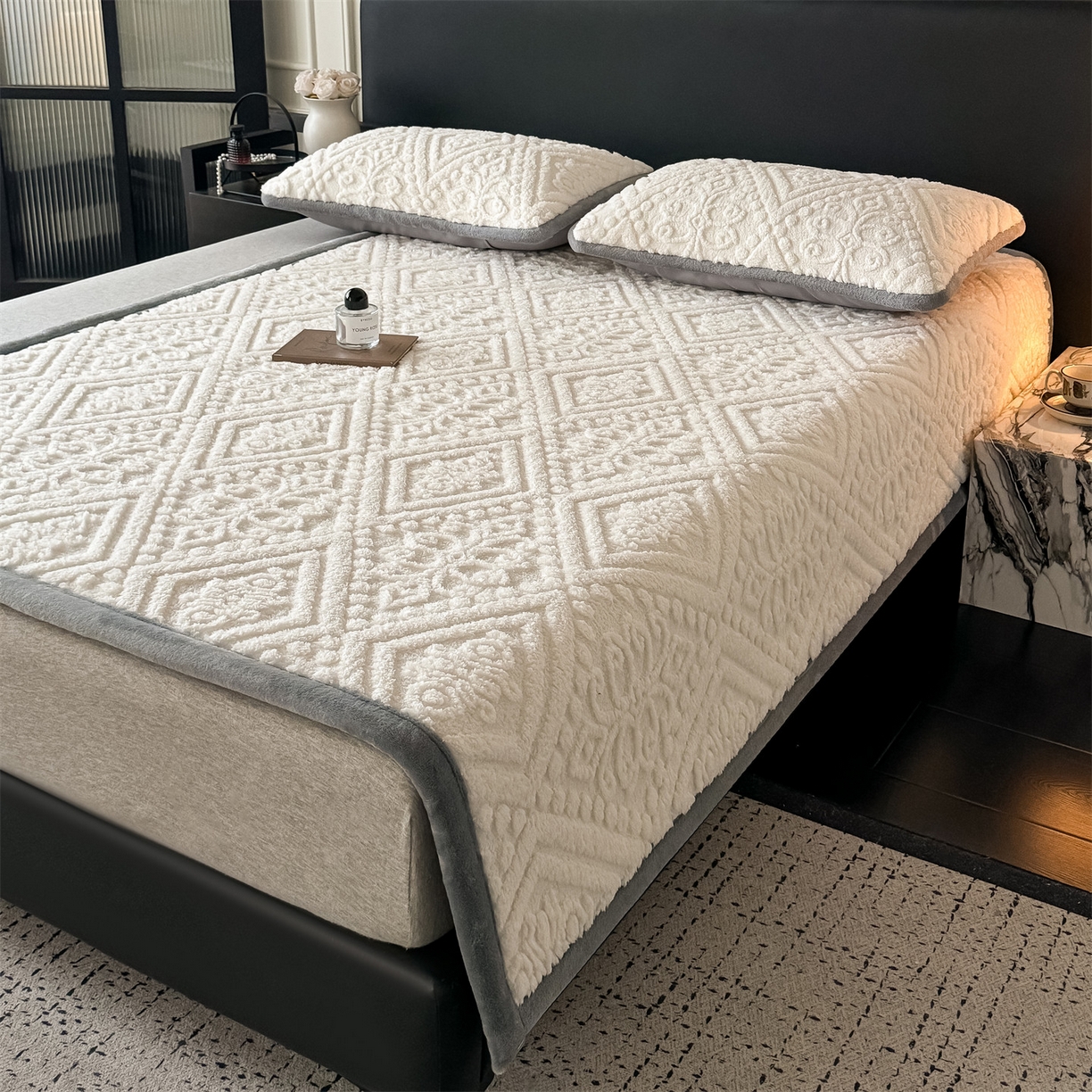 91家纺网 家纺一手货源 找家纺 鑫姿席业 2025新款5D雕花绒床褥垫床垫 叶菱格-白