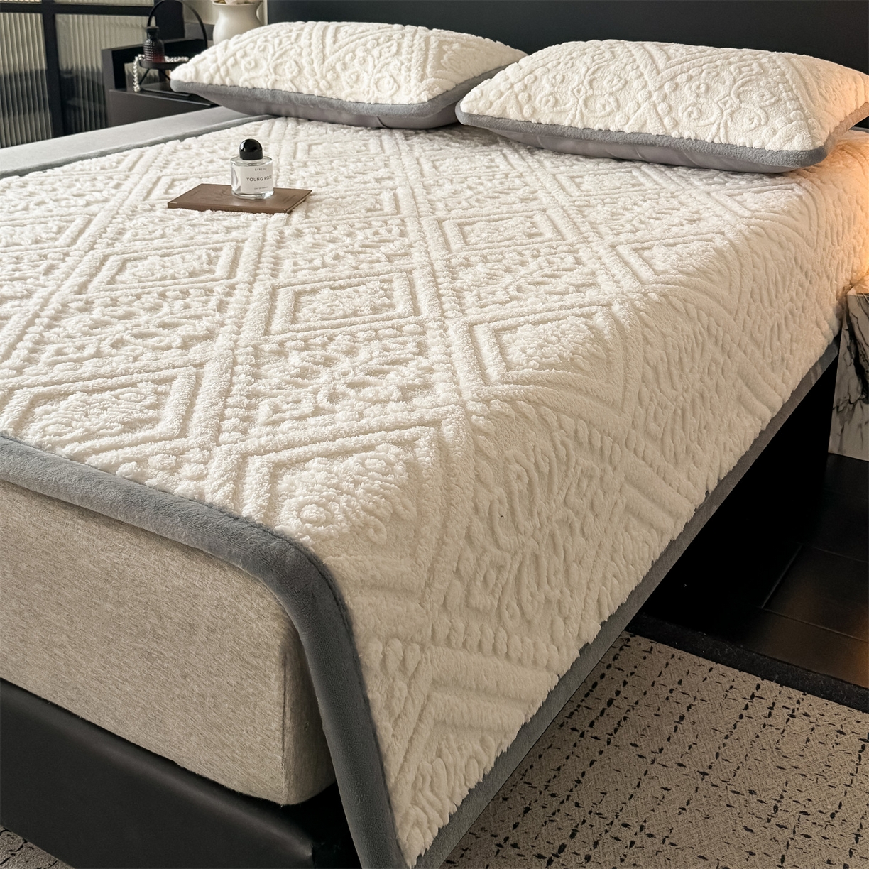 91家纺网 家纺一手货源 找家纺 鑫姿席业 2025新款5D雕花绒床褥垫床垫 叶菱格-白