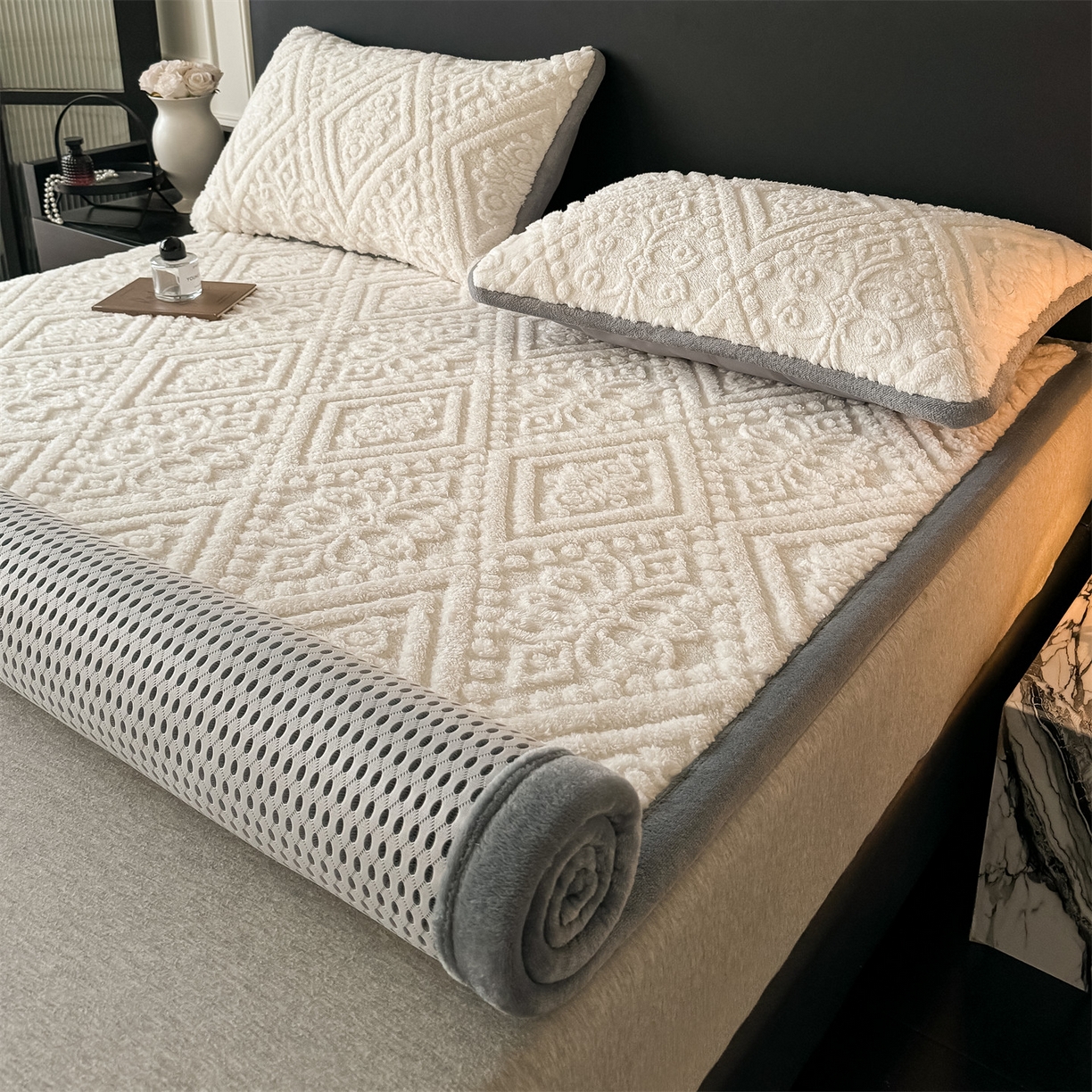 91家纺网 家纺一手货源 找家纺 鑫姿席业 2025新款5D雕花绒床褥垫床垫 叶菱格-白