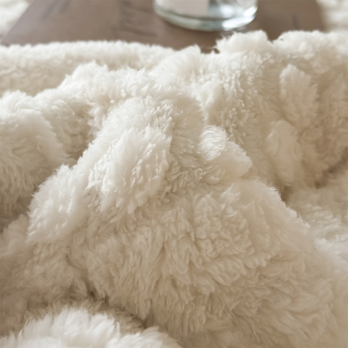 91家纺网 家纺一手货源 找家纺 鑫姿席业 2025新款5D雕花绒床褥垫床垫 叶菱格-白