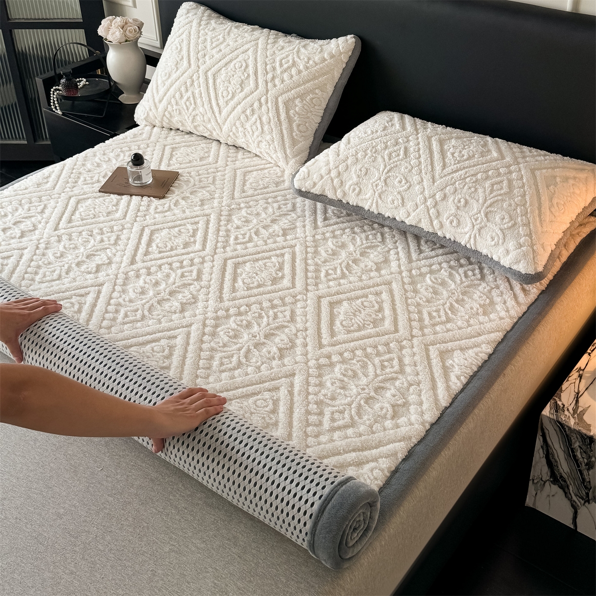 91家纺网 家纺一手货源 找家纺 鑫姿席业 2025新款5D雕花绒床褥垫床垫 叶菱格-白