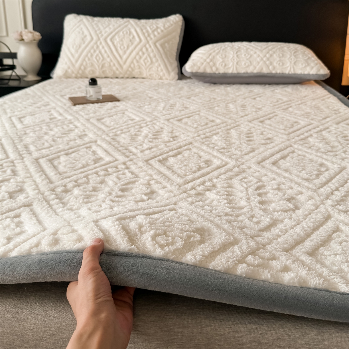 91家纺网 家纺一手货源 找家纺 鑫姿席业 2025新款5D雕花绒床褥垫床垫 叶菱格-白