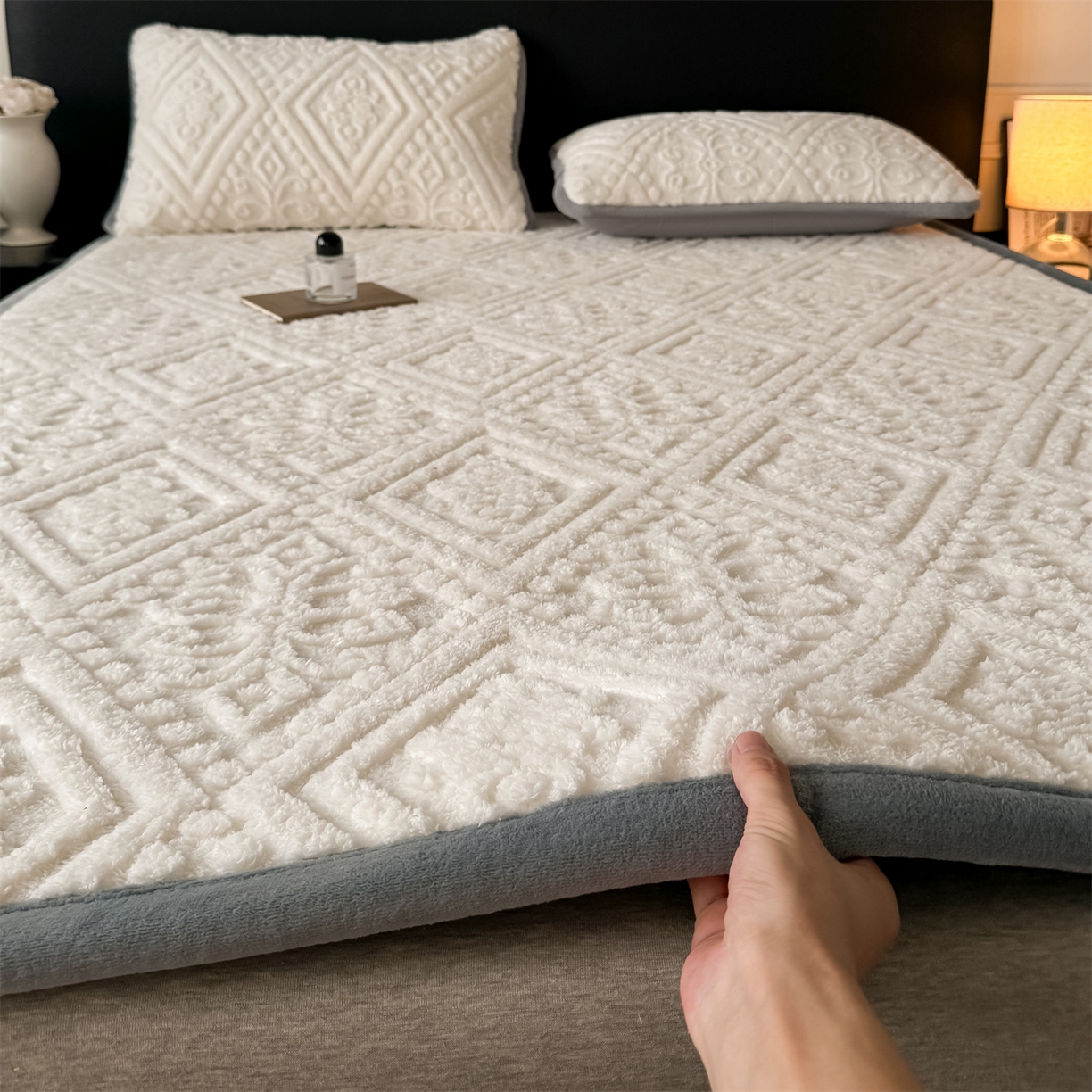 91家纺网 家纺一手货源 找家纺 鑫姿席业 2025新款5D雕花绒床褥垫床垫 叶菱格-白