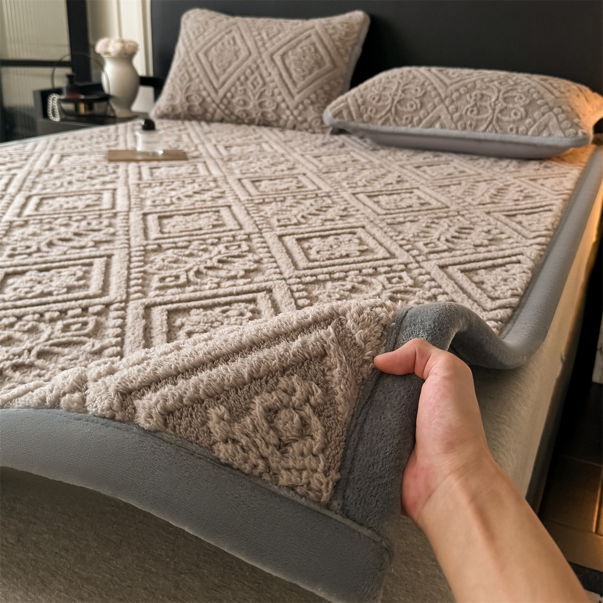 91家纺网 家纺一手货源 找家纺 鑫姿席业 2025新款5D雕花绒床褥垫床垫 叶菱格-咖