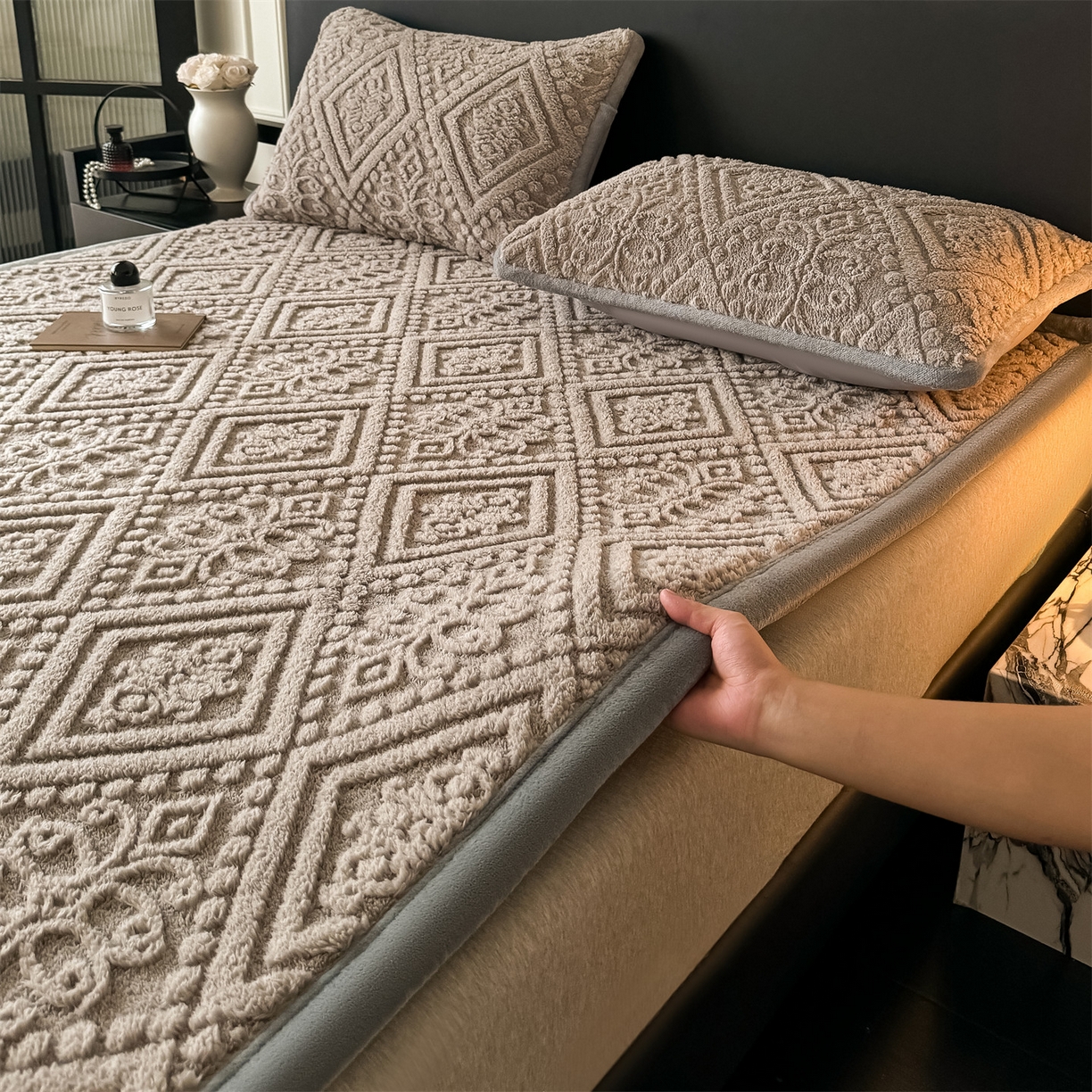 91家纺网 家纺一手货源 找家纺 鑫姿席业 2025新款5D雕花绒床褥垫床垫 叶菱格-咖